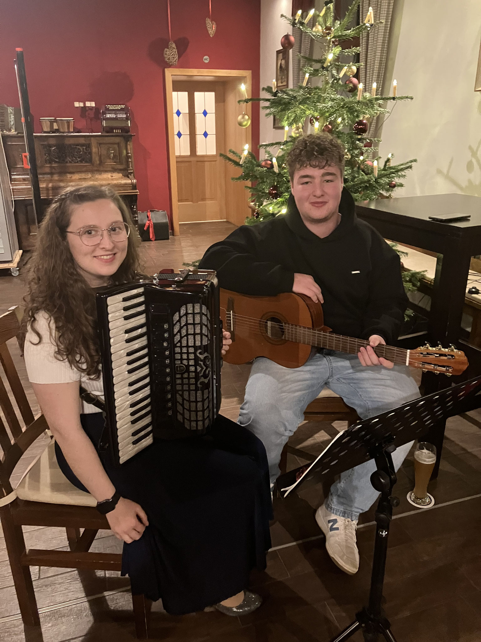 Emma Balda und Korbinian Rauch umrahmten die Veranstaltung musikalisch.