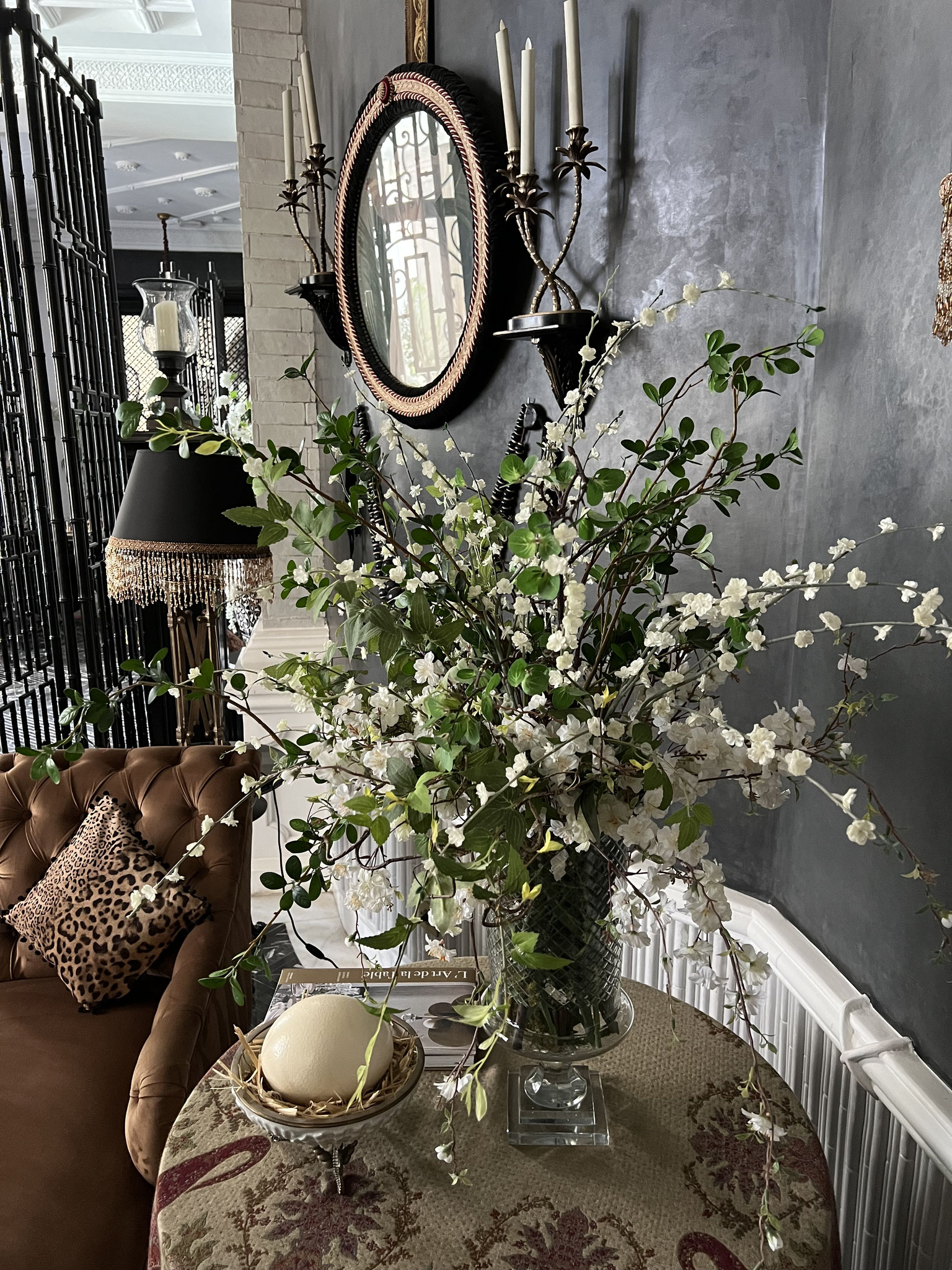 bouquet-de-fleurs-artificielles-haut-de-gamme-realises-sur-mesure-pour-le-palais-ronsard-marrakech