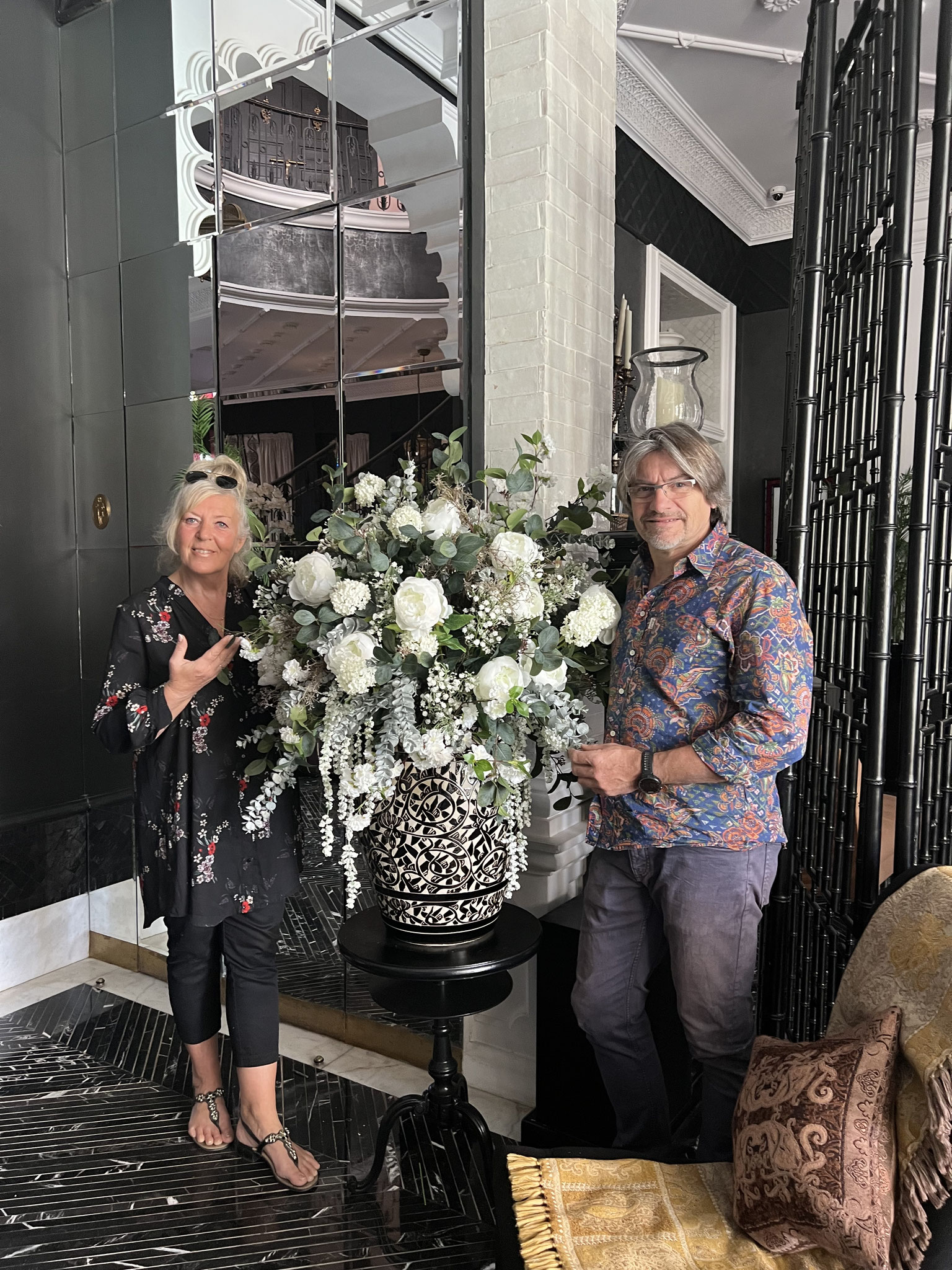 bouquet-de-fleurs-artificielles-haut-de-gamme-realises-sur-mesure-pour-le-palais-ronsard-marrakech