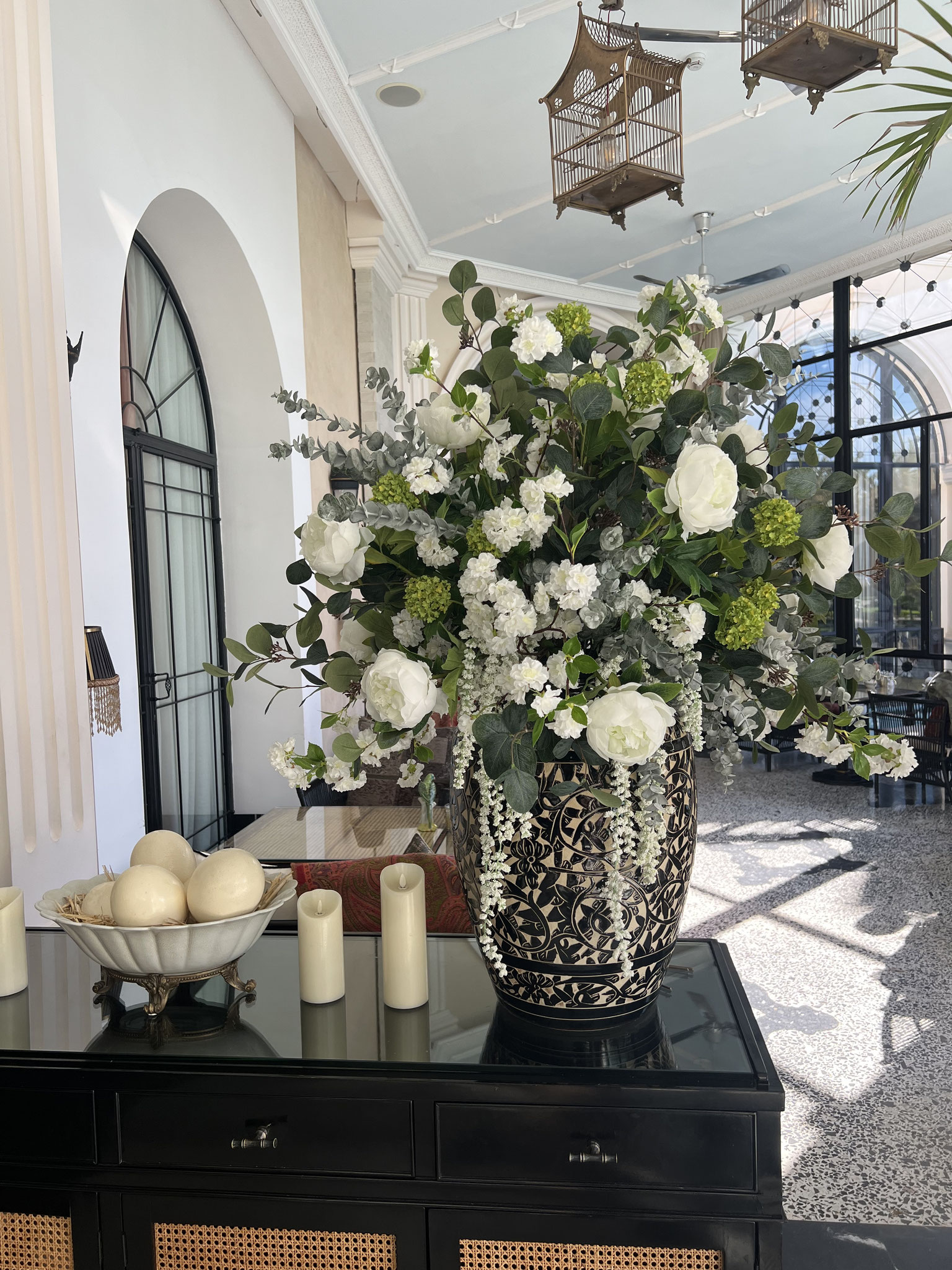 bouquet-de-fleurs-artificielles-haut-de-gamme-realises-sur-mesure-pour-le-palais-ronsard-marrakech