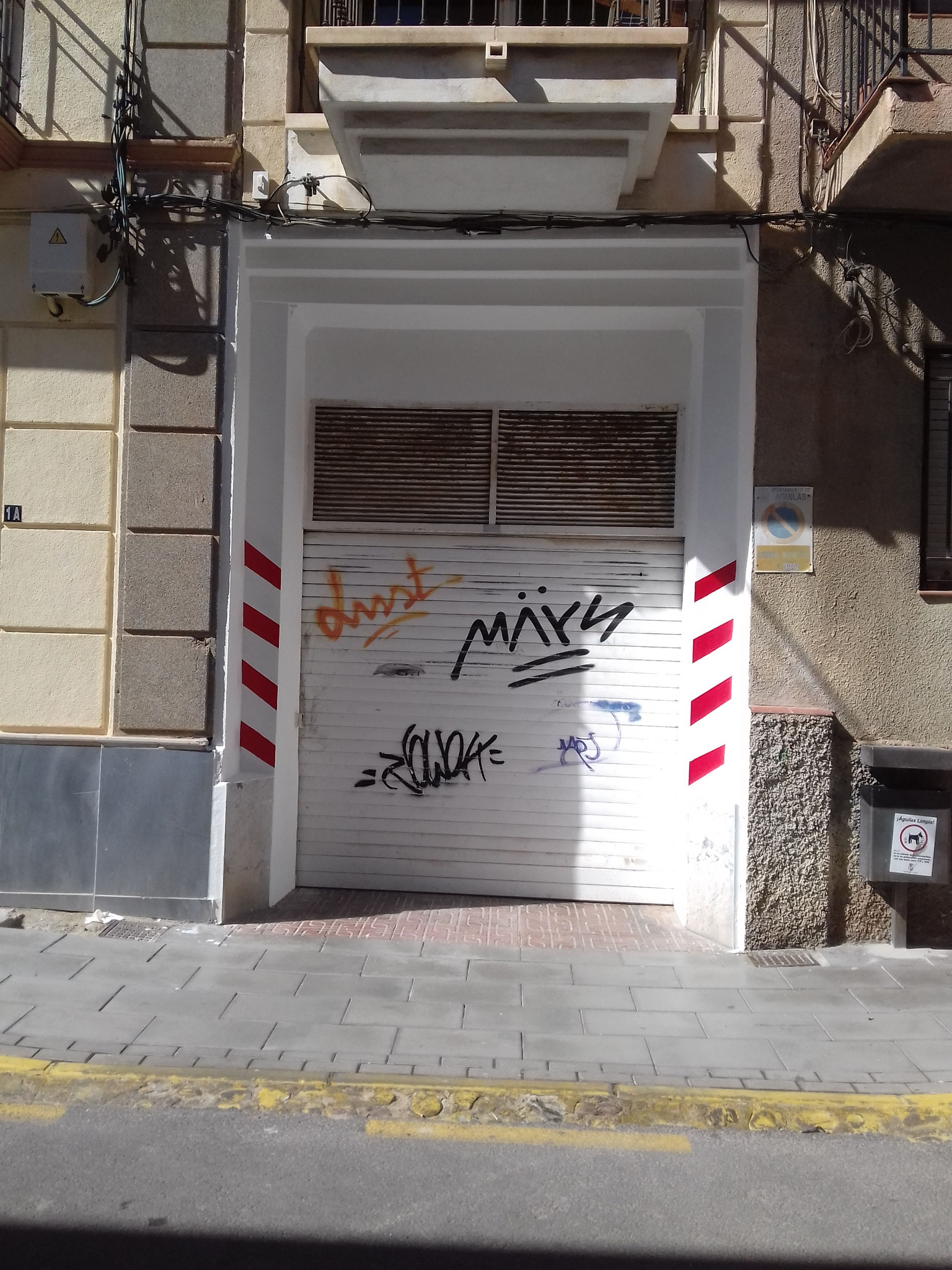 Limpieza de grafiti, antes.