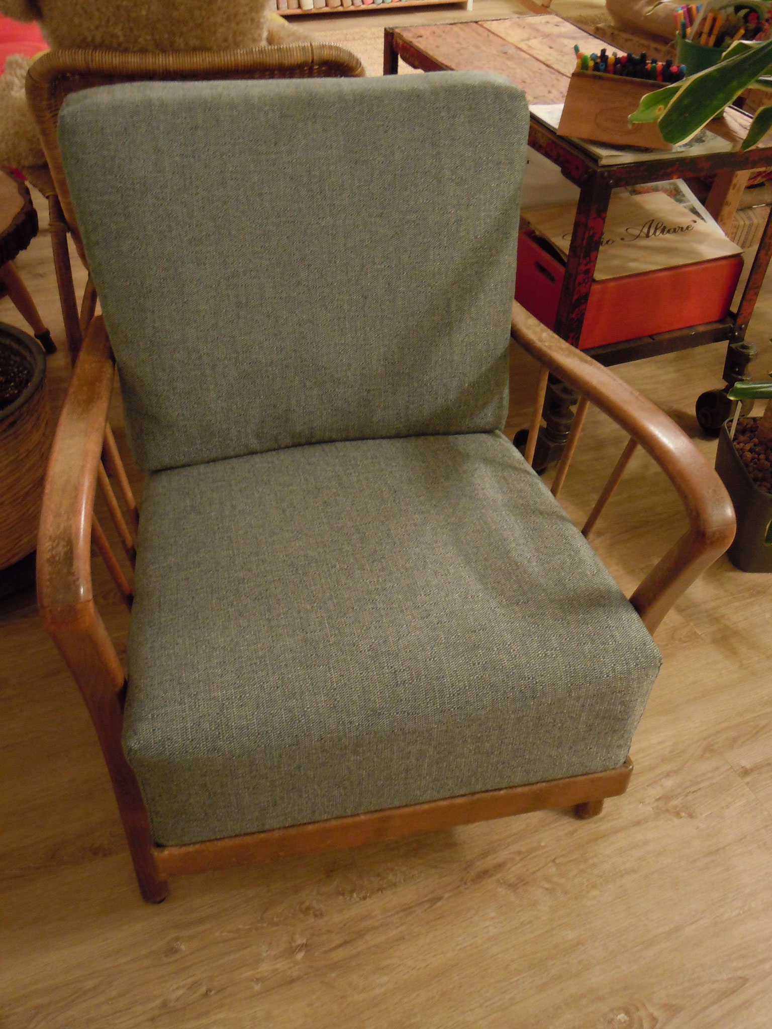 And it's done. Old chair in a more modern look! :)