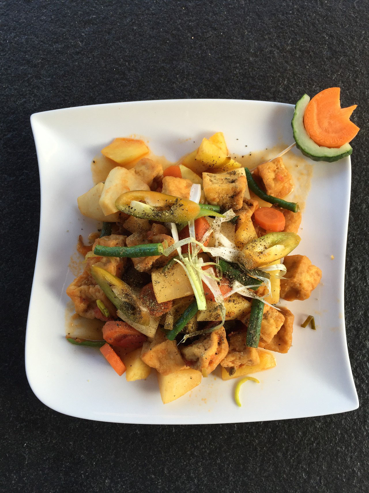 Dau khuon kho chay - Gekochter Tofu mit gemischte Gemüse und Kokoswasser.