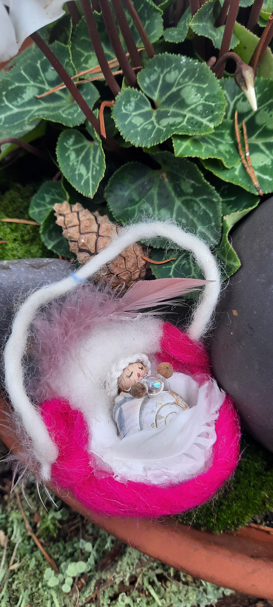 Baby mit Fläschchen  2  (12,-€)  - liegt in Eierschale