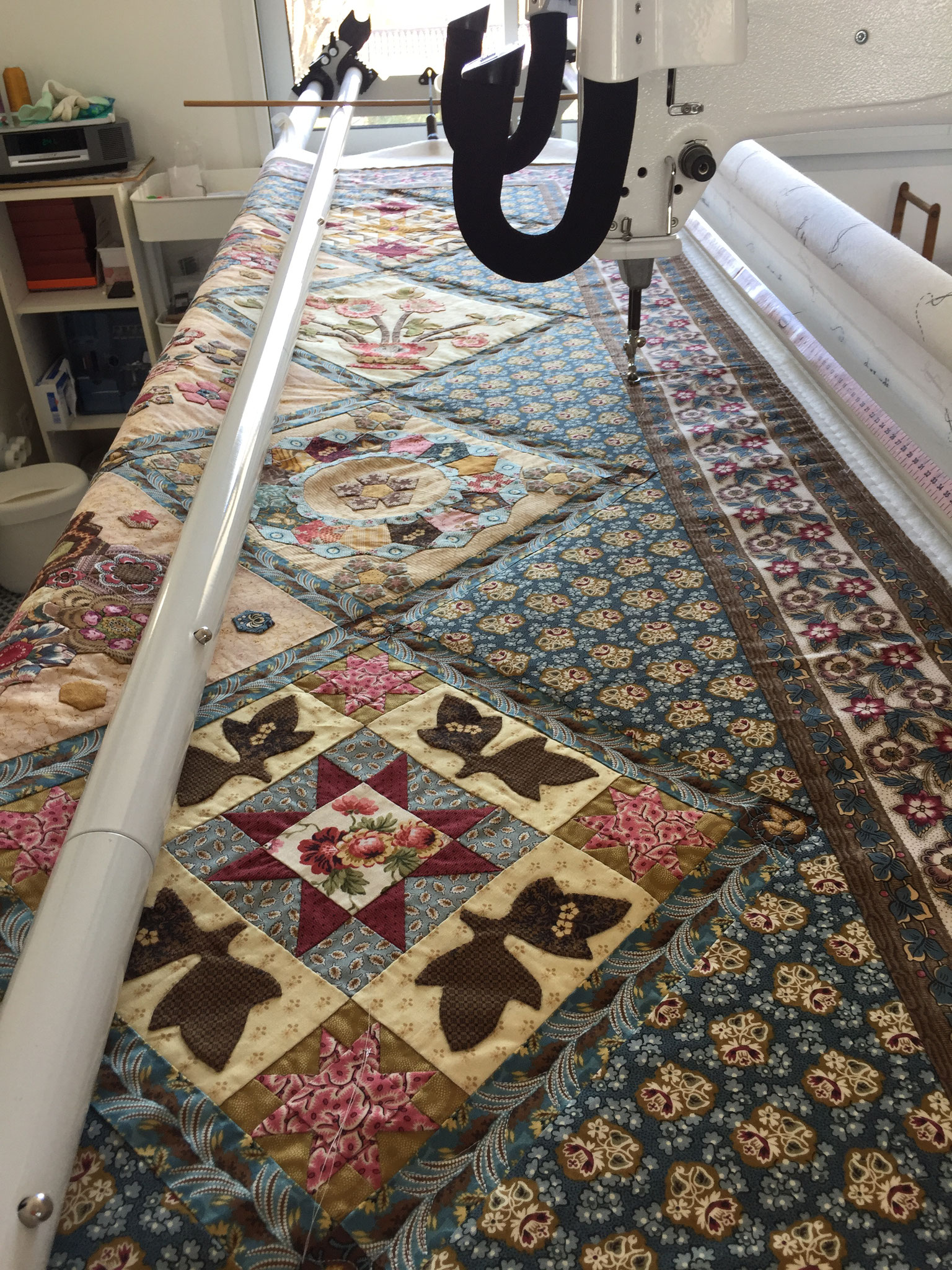 Le quilt est installé sur la machine de l'atelier LE QUILT émoi.