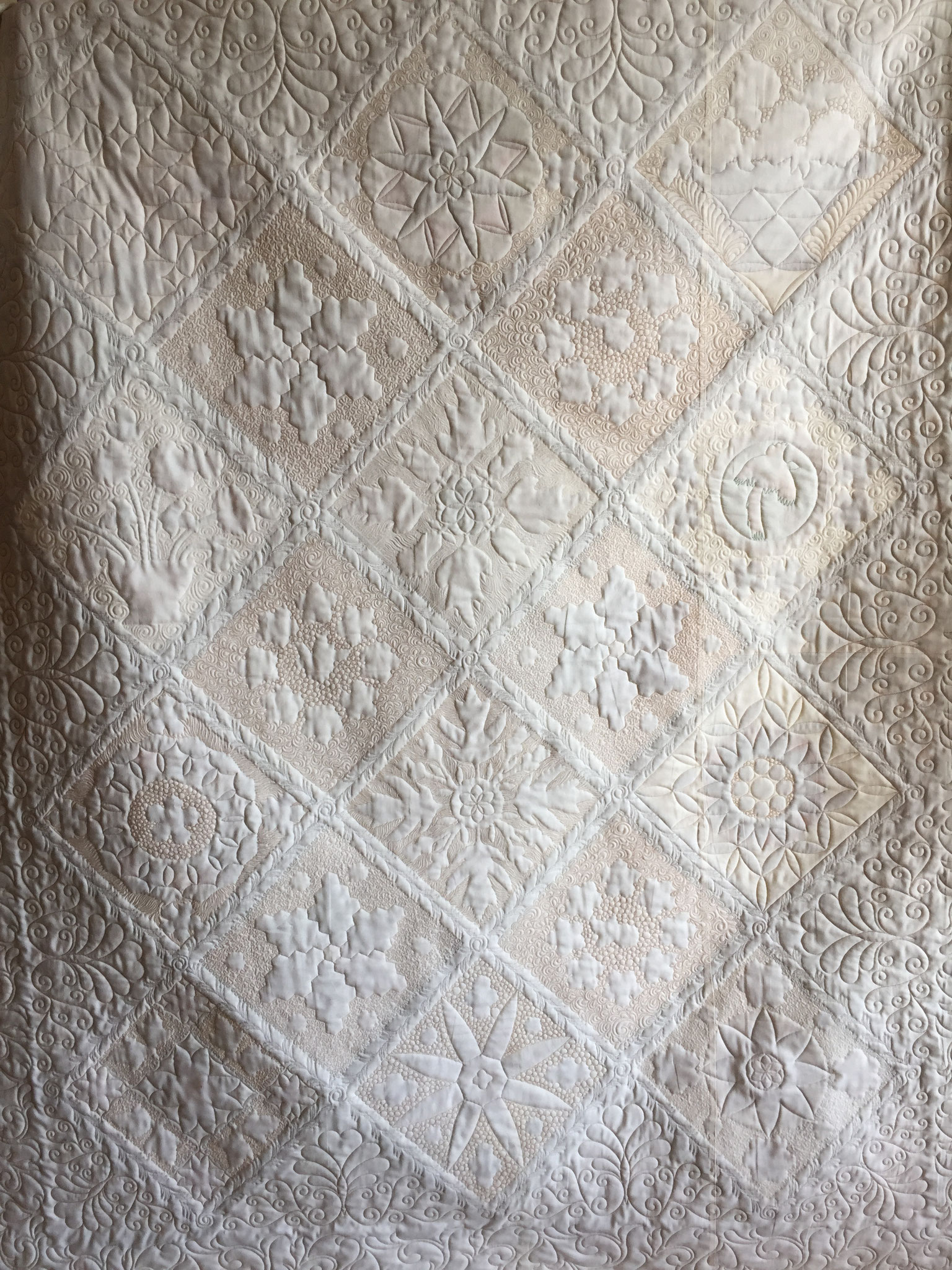 Le quilting réalisé par l'atelier LE QUILT émoi le met en valeur.