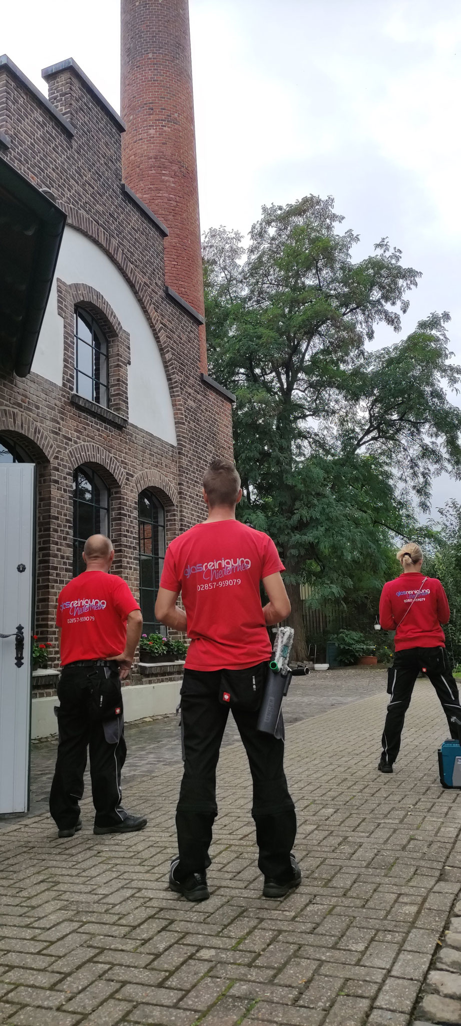 „Das Team von Glasreinigung Niederrhein – Ihr Top 10 Fachbetrieb“