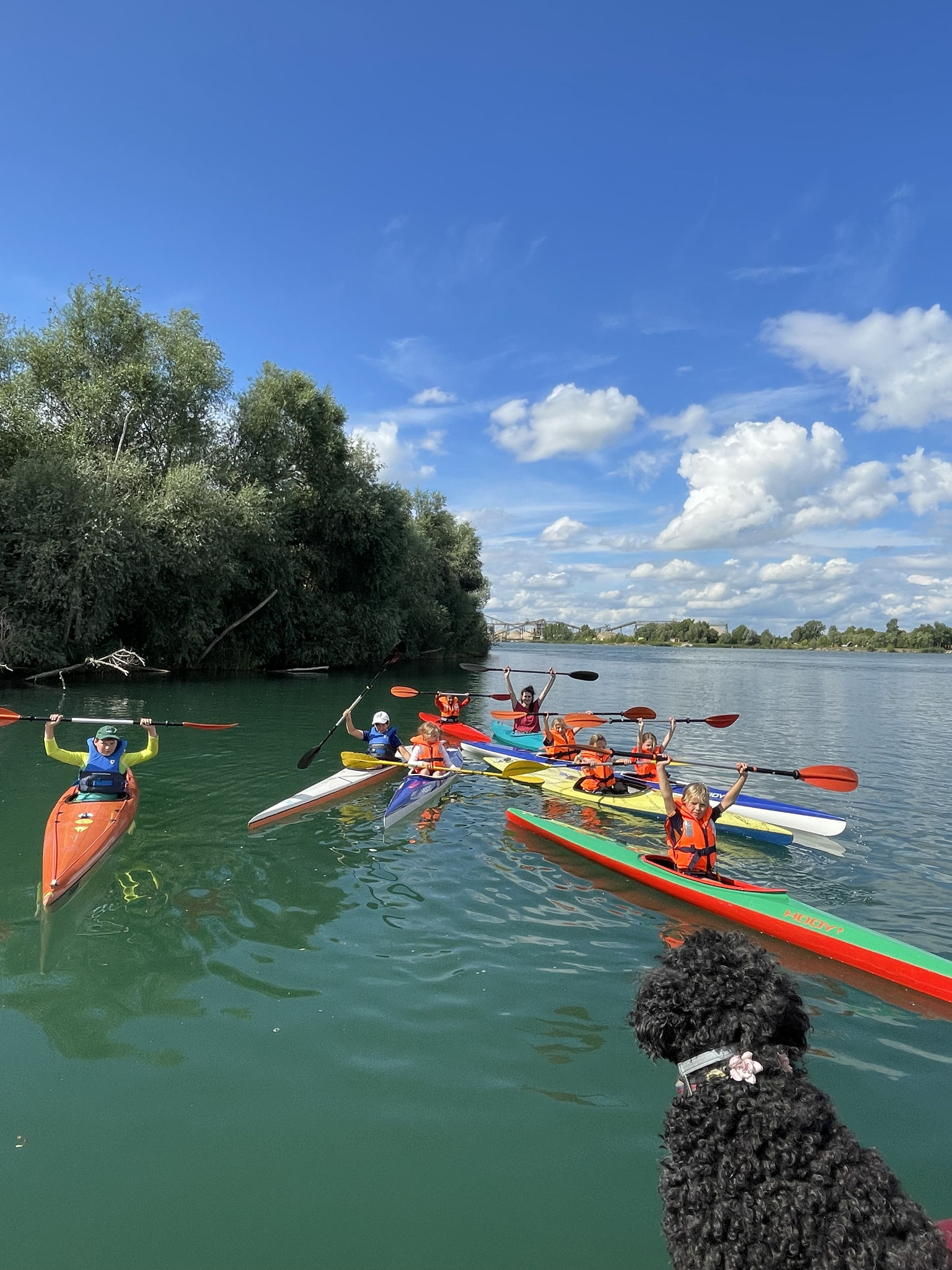 Schüler/innen C und jünger paddeln auf dem Kiessee