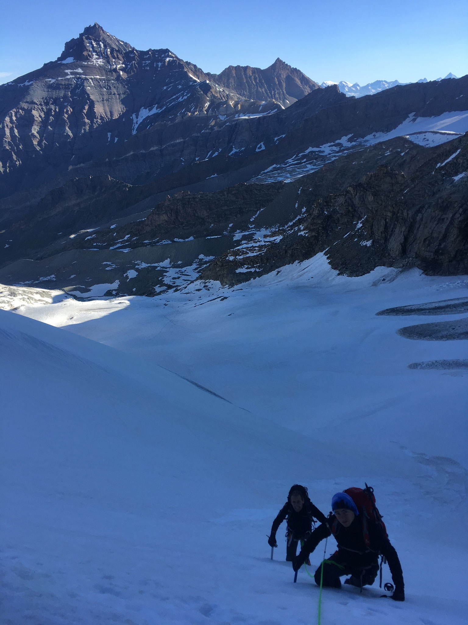 Descente raide pour prendre pied sur le Glacier