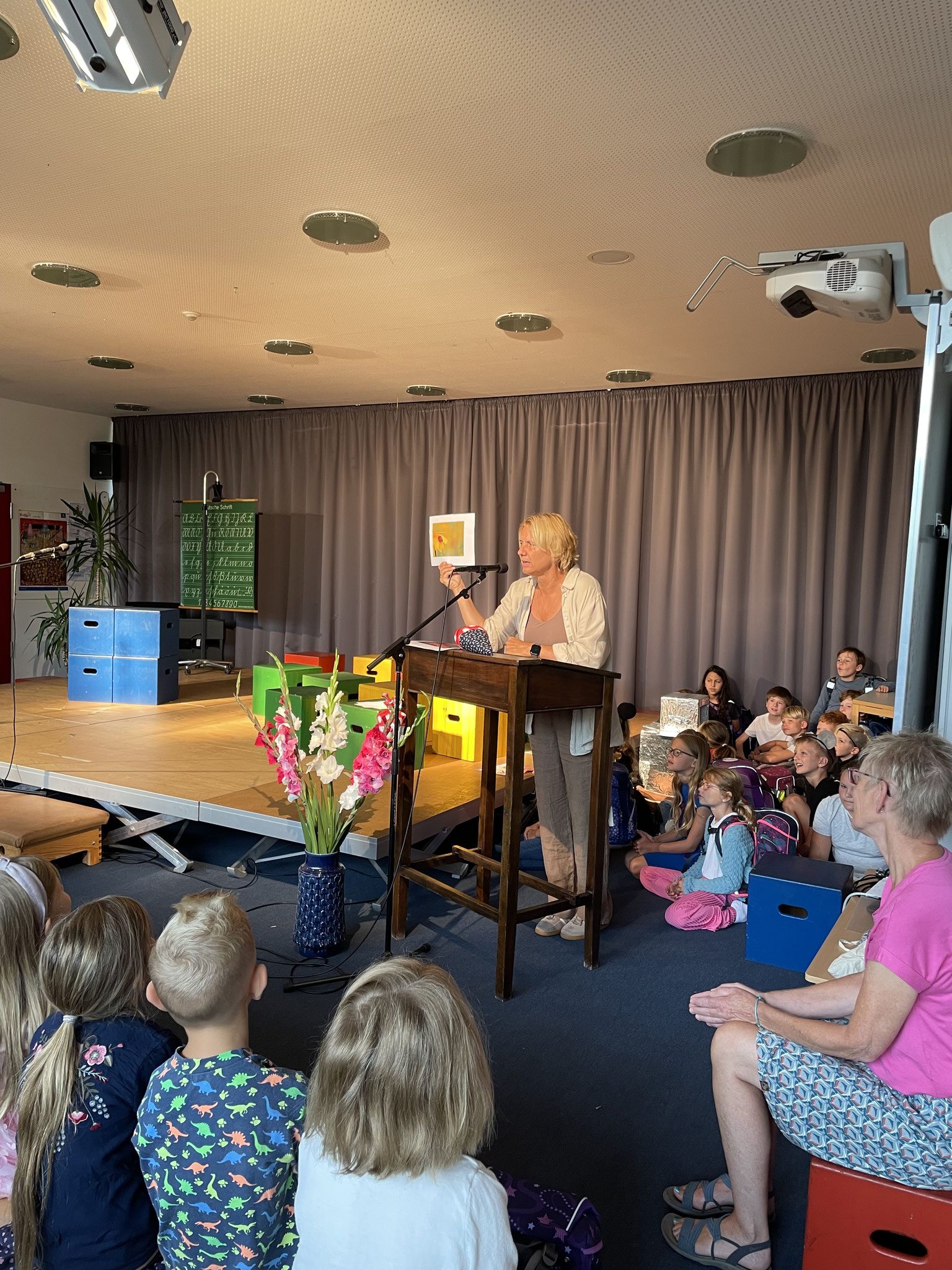 Frau Schwarz begrüßt die Neuen.