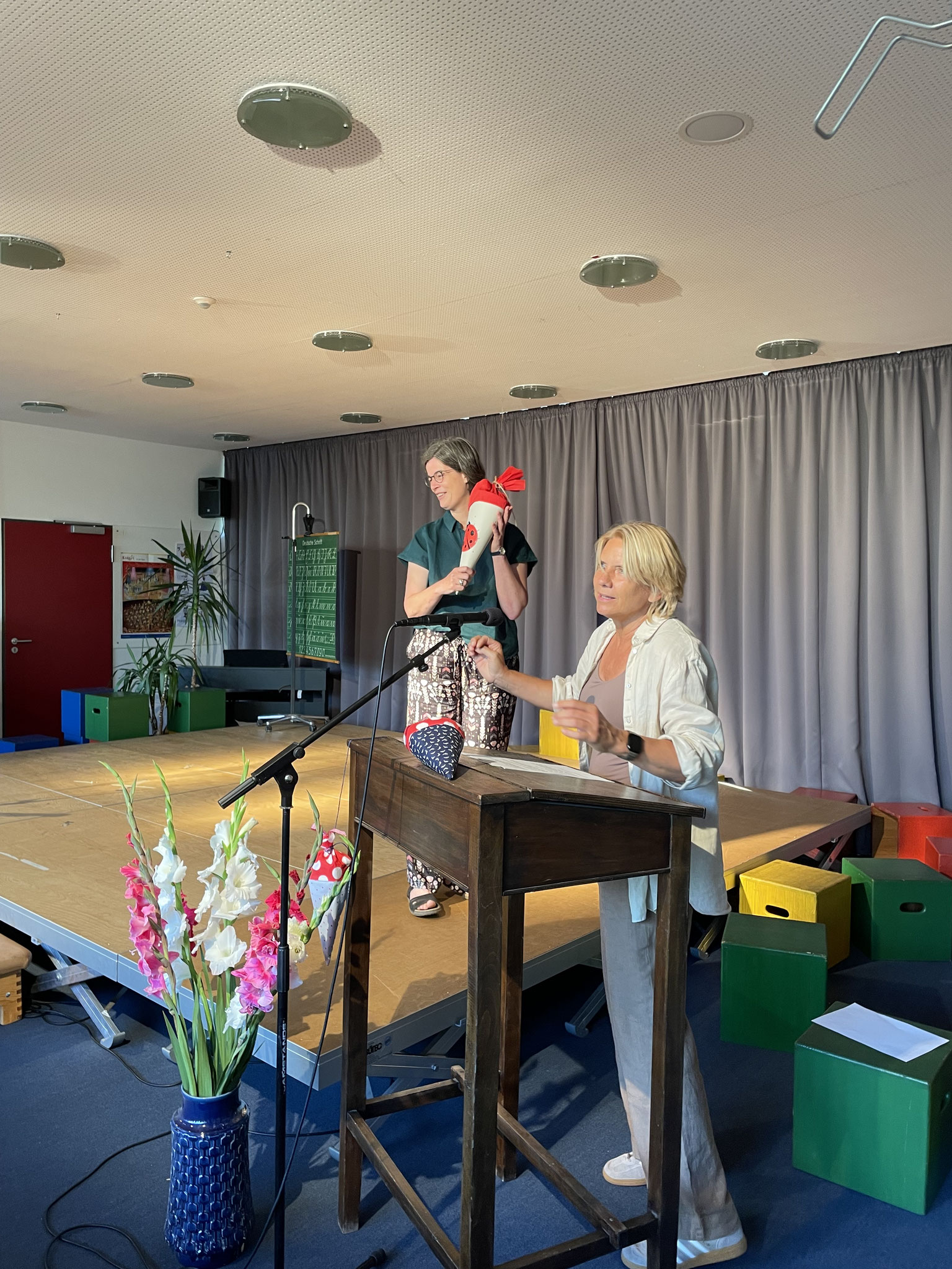 Frau Müller hat auch eine Schultüte bekommen.