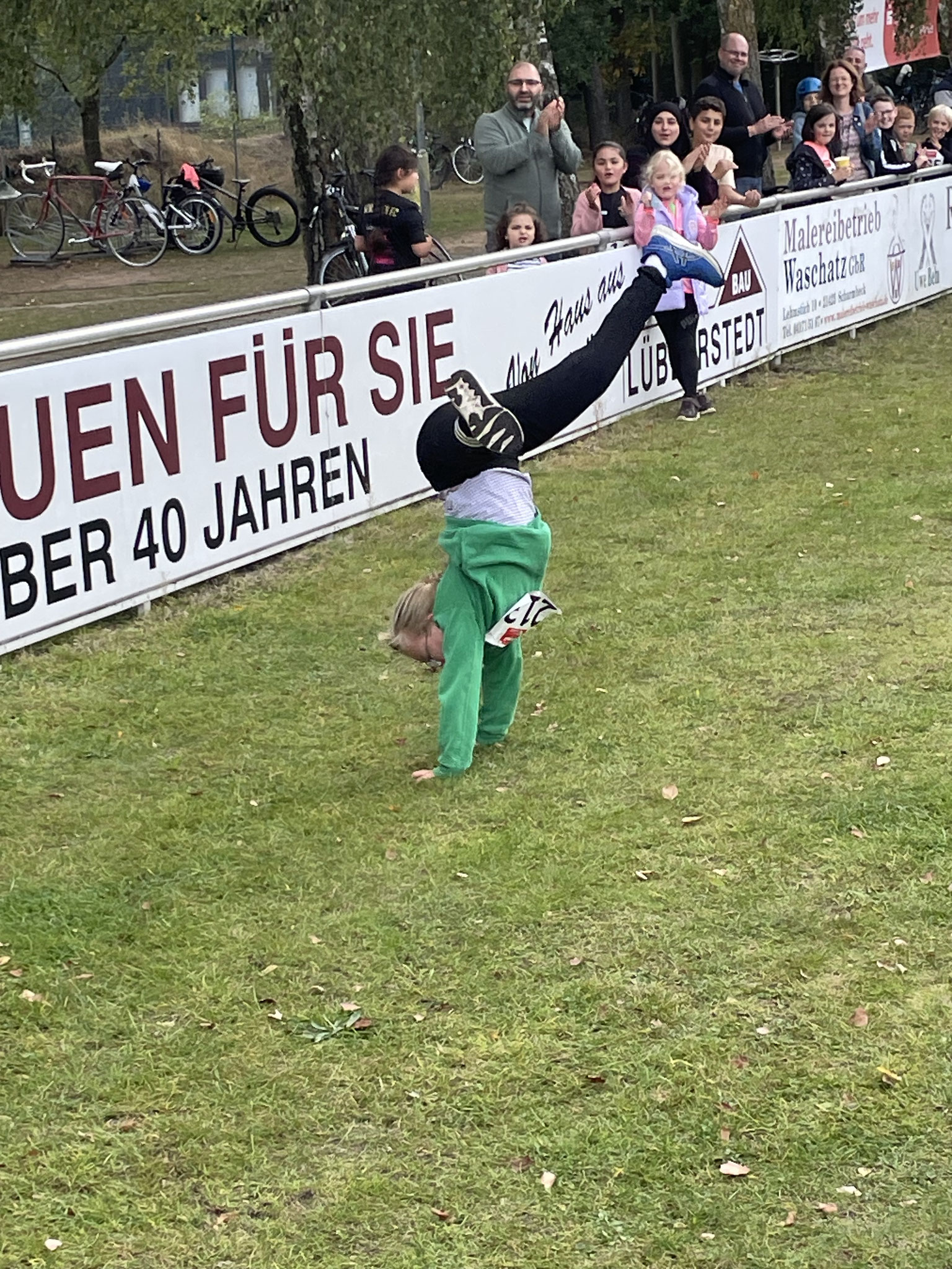 Wahlweise "liefen" Kinder auch per Radschlag ins Ziel ;-)