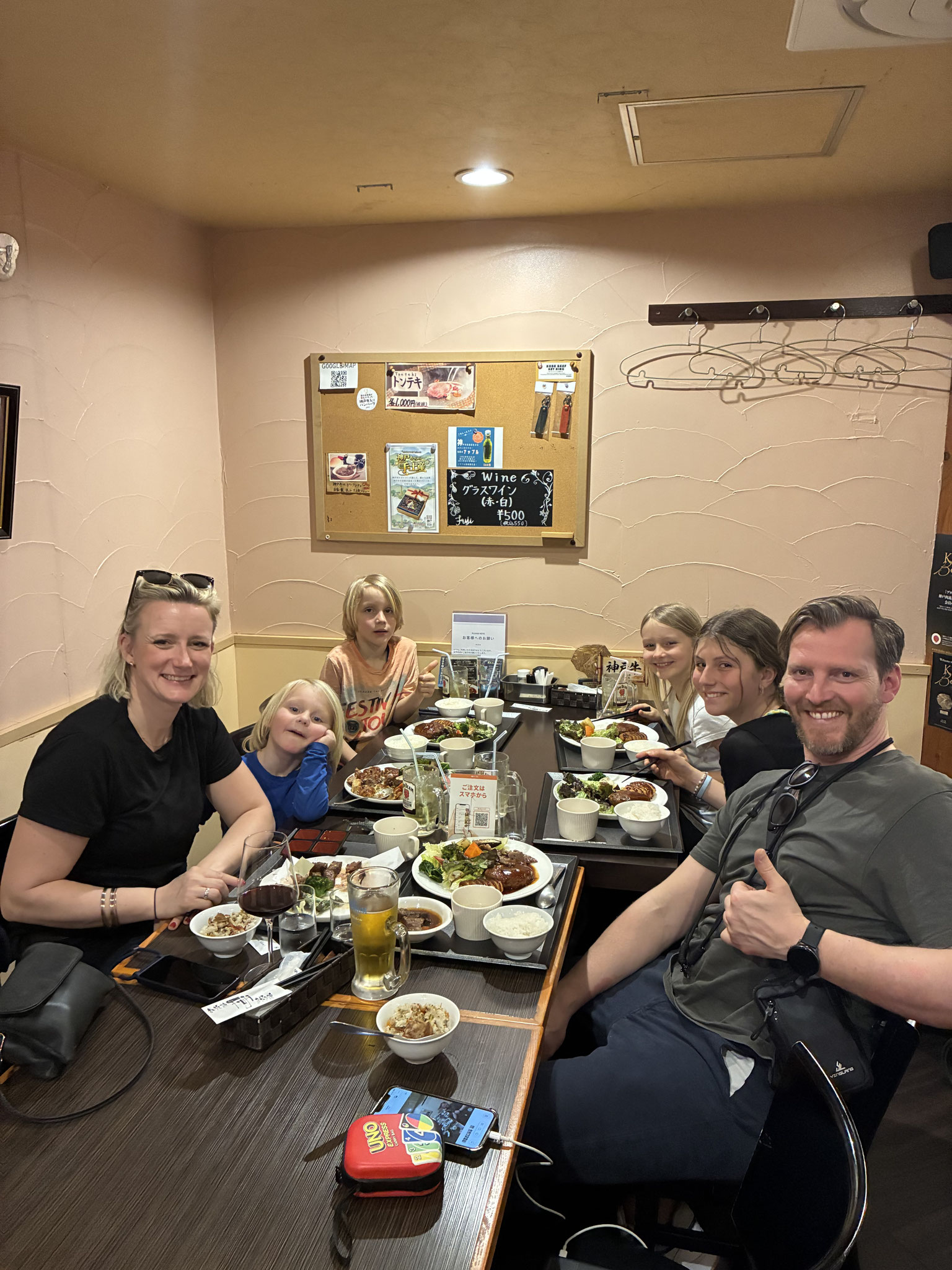 Enjoy delicious food and fun with your family! Children are welcome. We offer Kobe beef at a fair price.