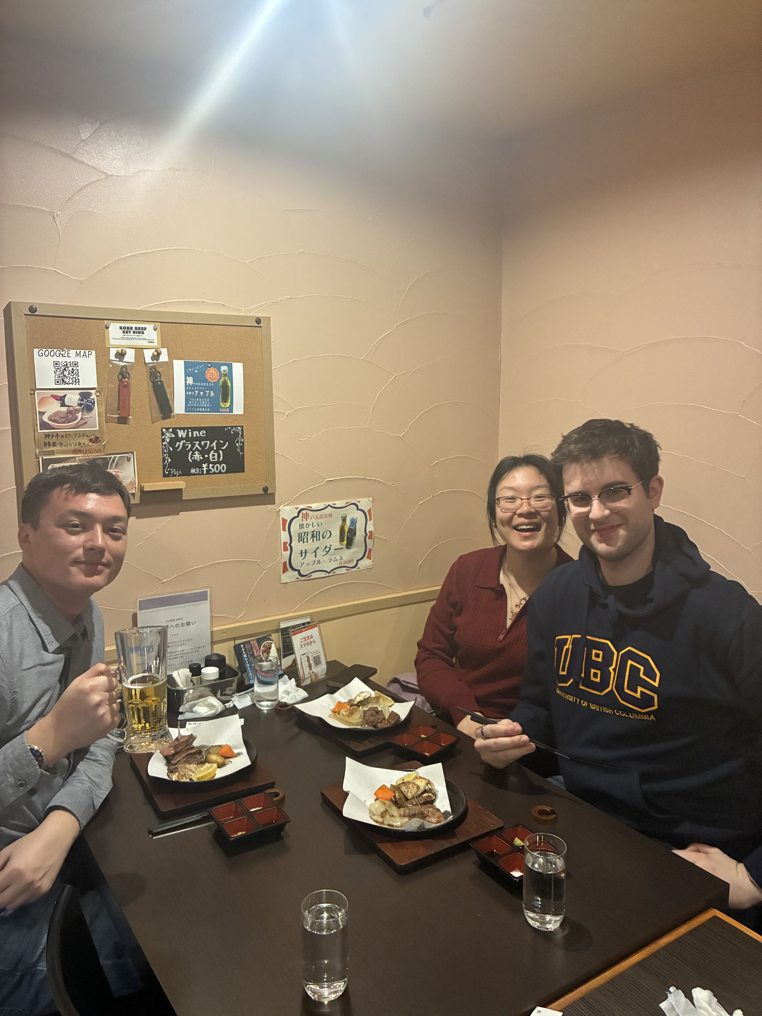 Enjoy delicious food and fun with your family! Children are welcome. We offer Kobe beef at a fair price.