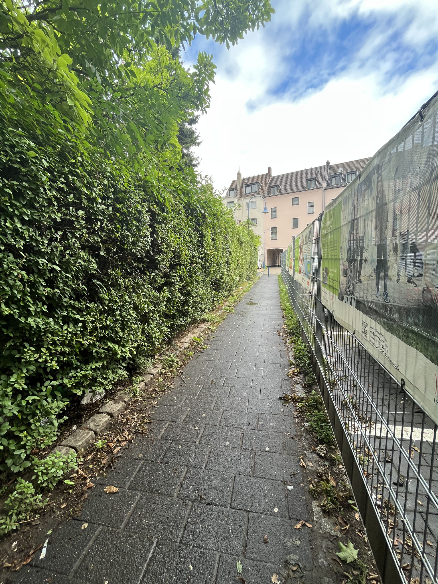 Auch der Zuweg von der Keupstraße wird saubergehalten.