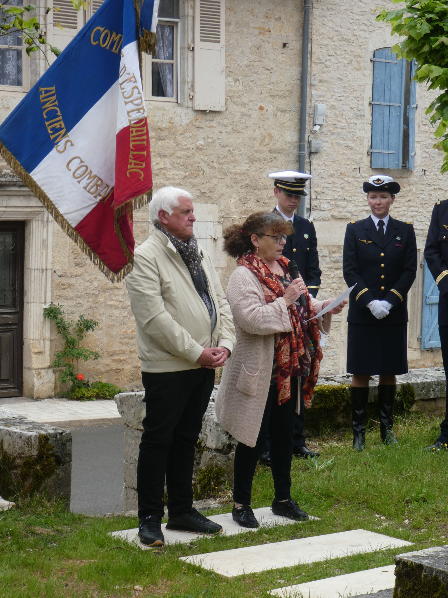 Lecture, par Malika, du message de Monsieur Sébastien LECORNU, ministre des Armées et de Madame Patricia MIRALLES, ministre déléguée auprès du ministre des Armées, chargée de la mémoire et des Anciens combattants