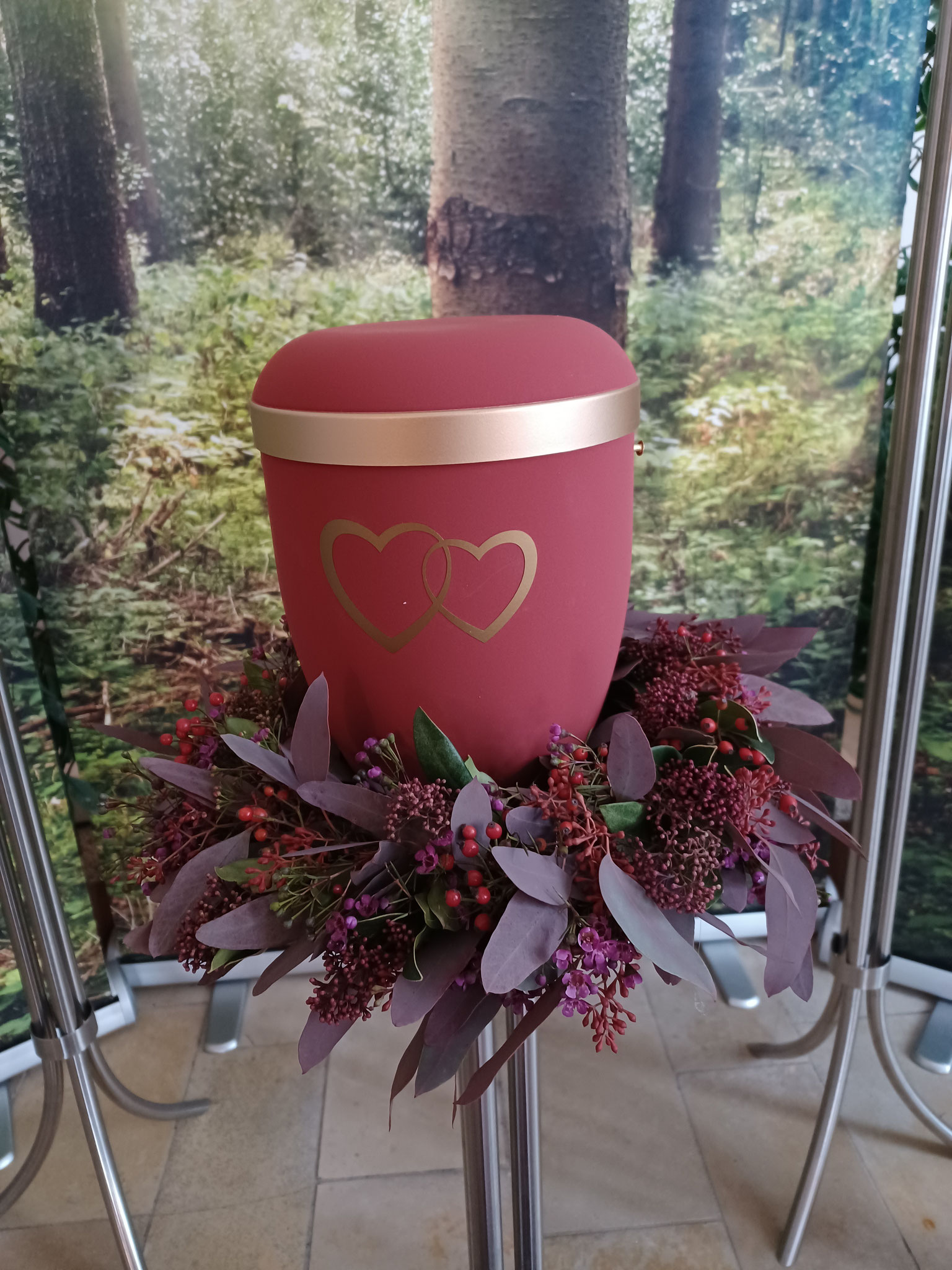 Urne in matter Optik in der Friedhofshalle Krugzell