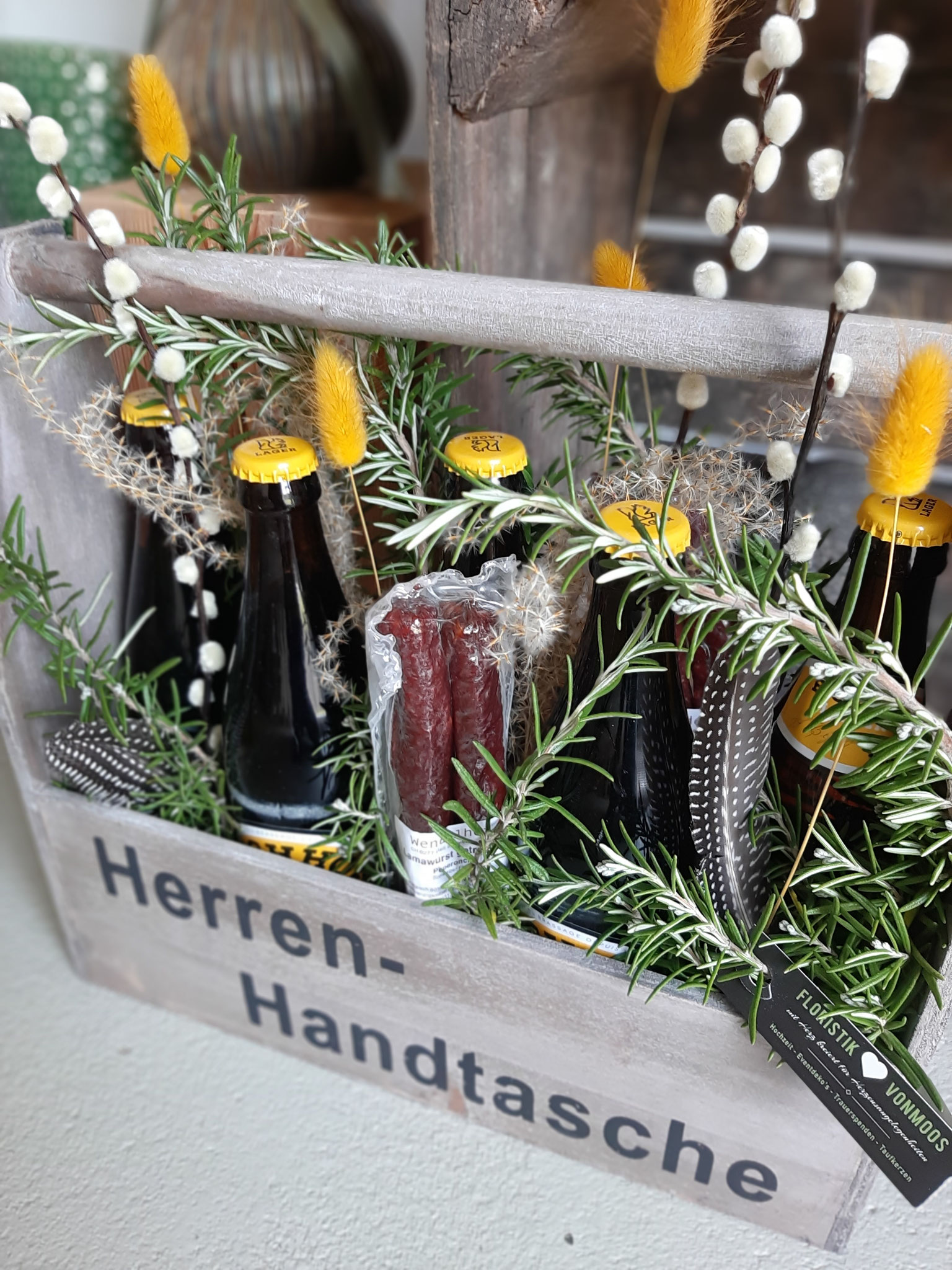 Herrenhandtasche "Holz" mit 5 Bier, 2 Trockenwürste, ausgarniert   (Frühling)   75.00