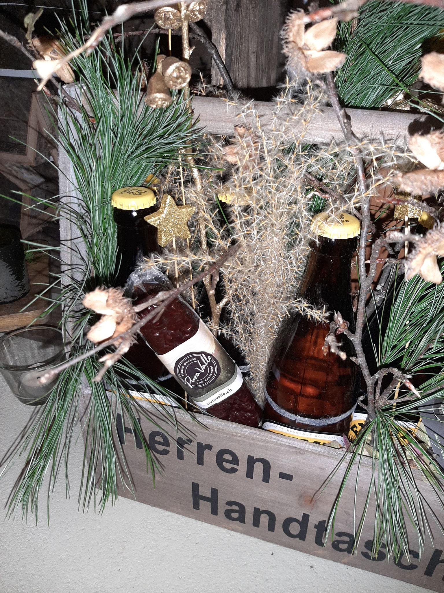 Herrenhandtasche "Holz" mit 5 Bier, 2 Trockenwürste, ausgarniert   (Winter)   75.00