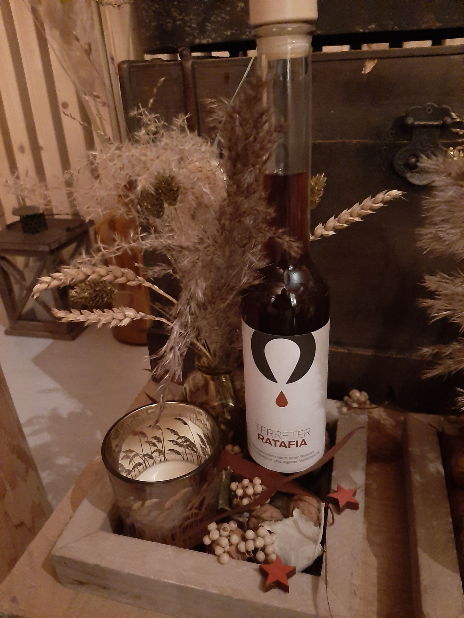 Arrangement mit Likör, Trockensträussli, Windlicht   42.-