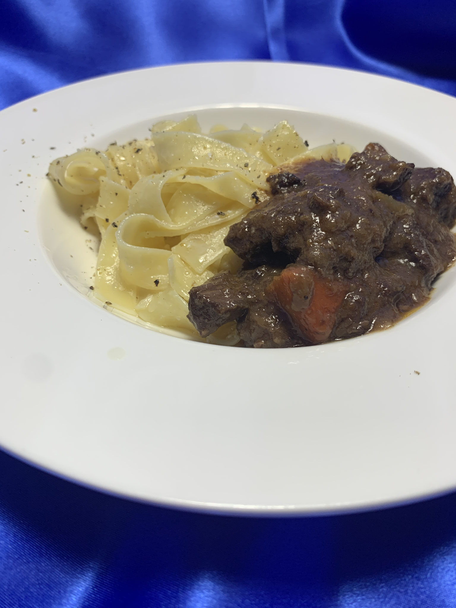 鹿スネ肉の赤ワイン煮込みとフェットチーネ