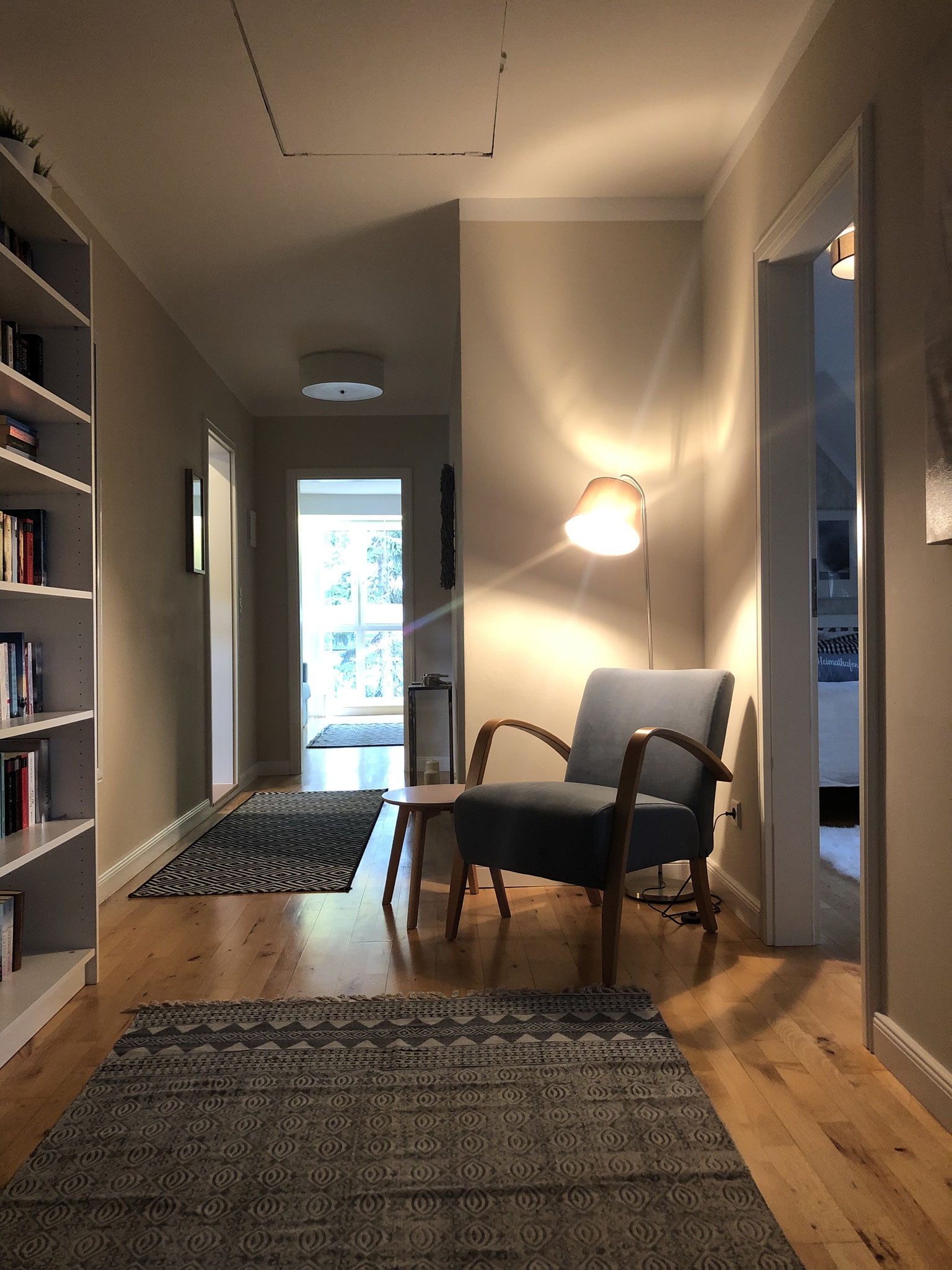 Eine kleine Bibliothek im Flur oben 