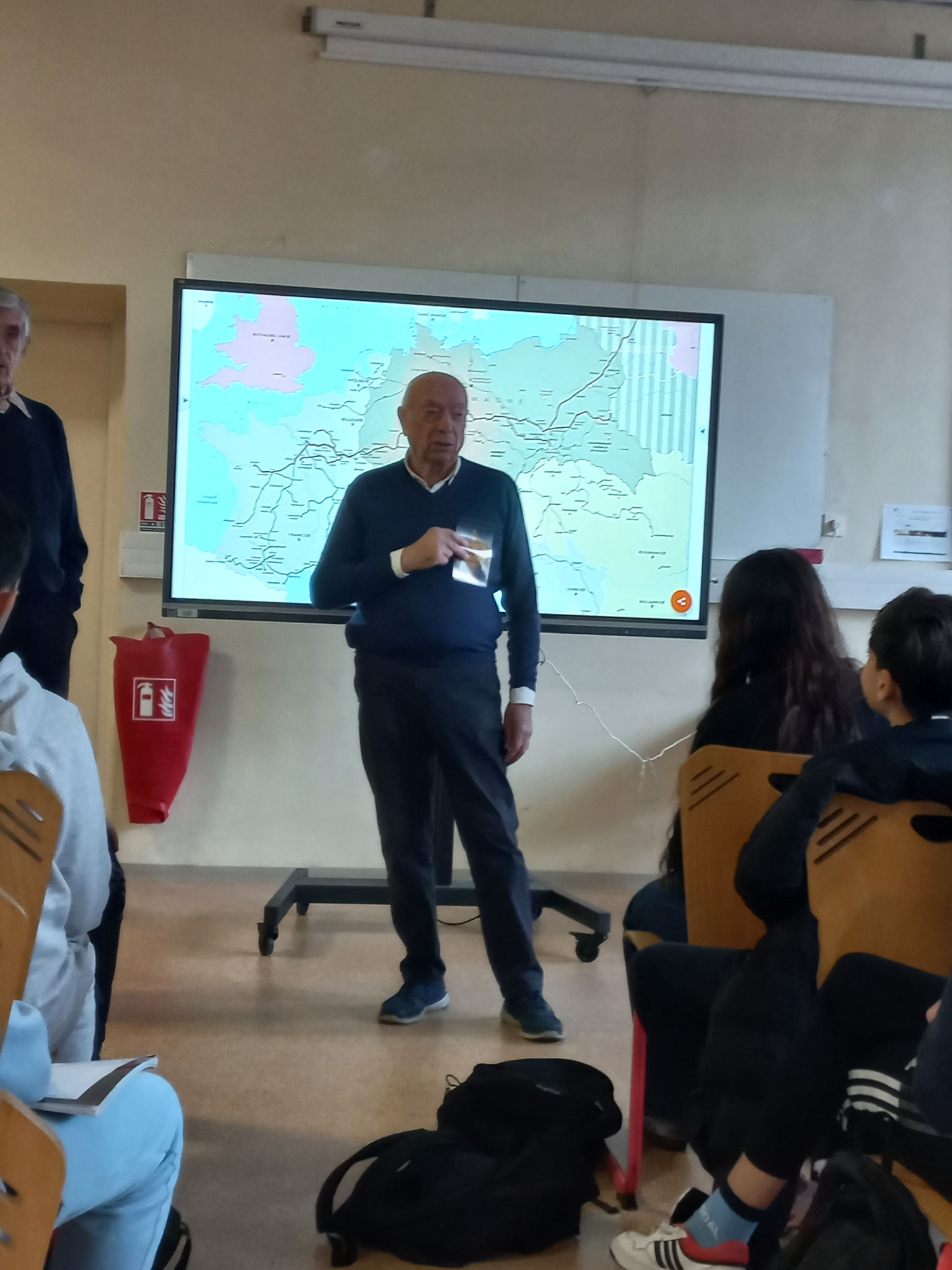 Daniel Wancier montre l'étoile jaune portée par sa mère 