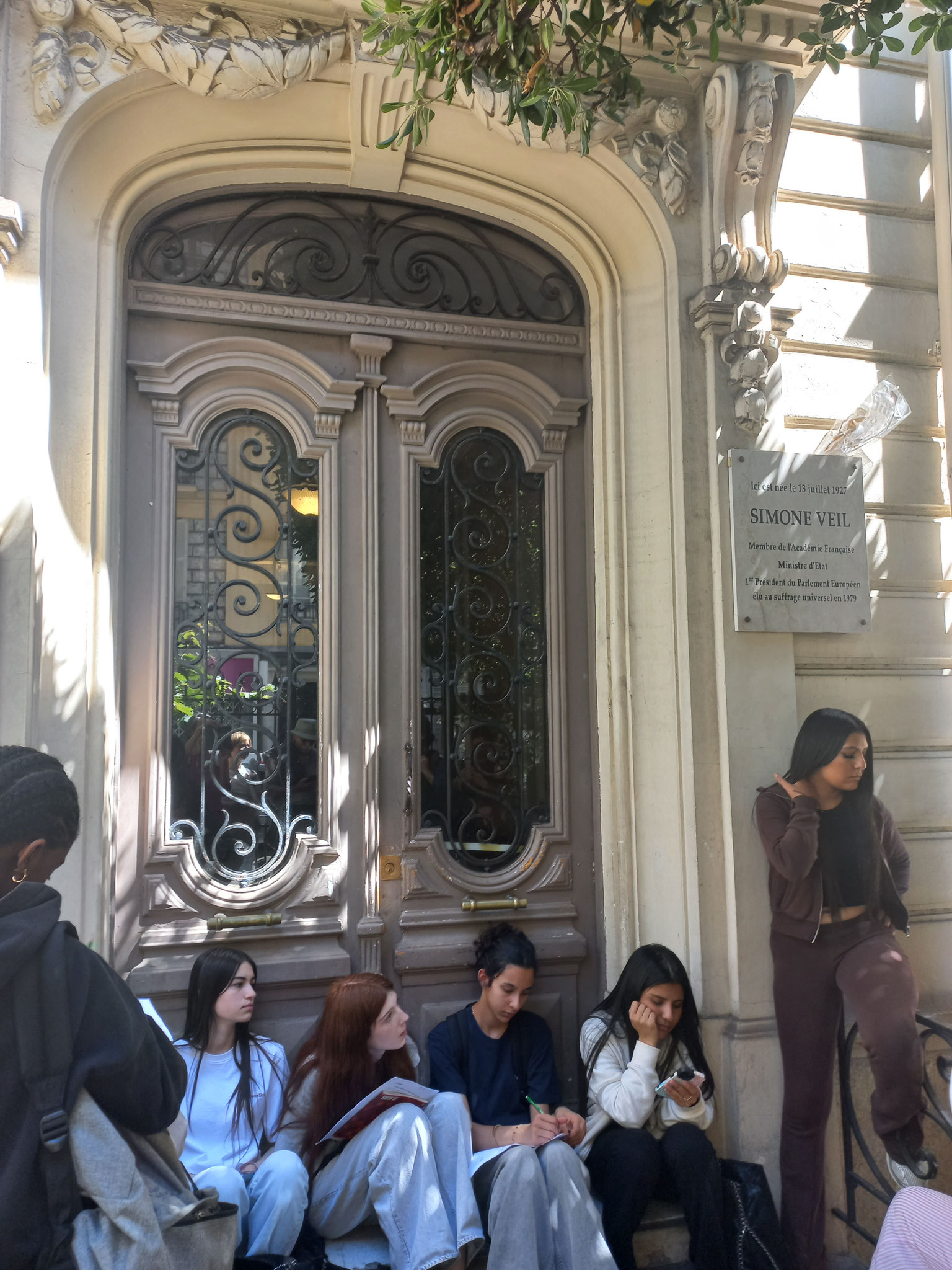 Devant l'ancien domicile de Simone Veil (avenue Clémenceau)