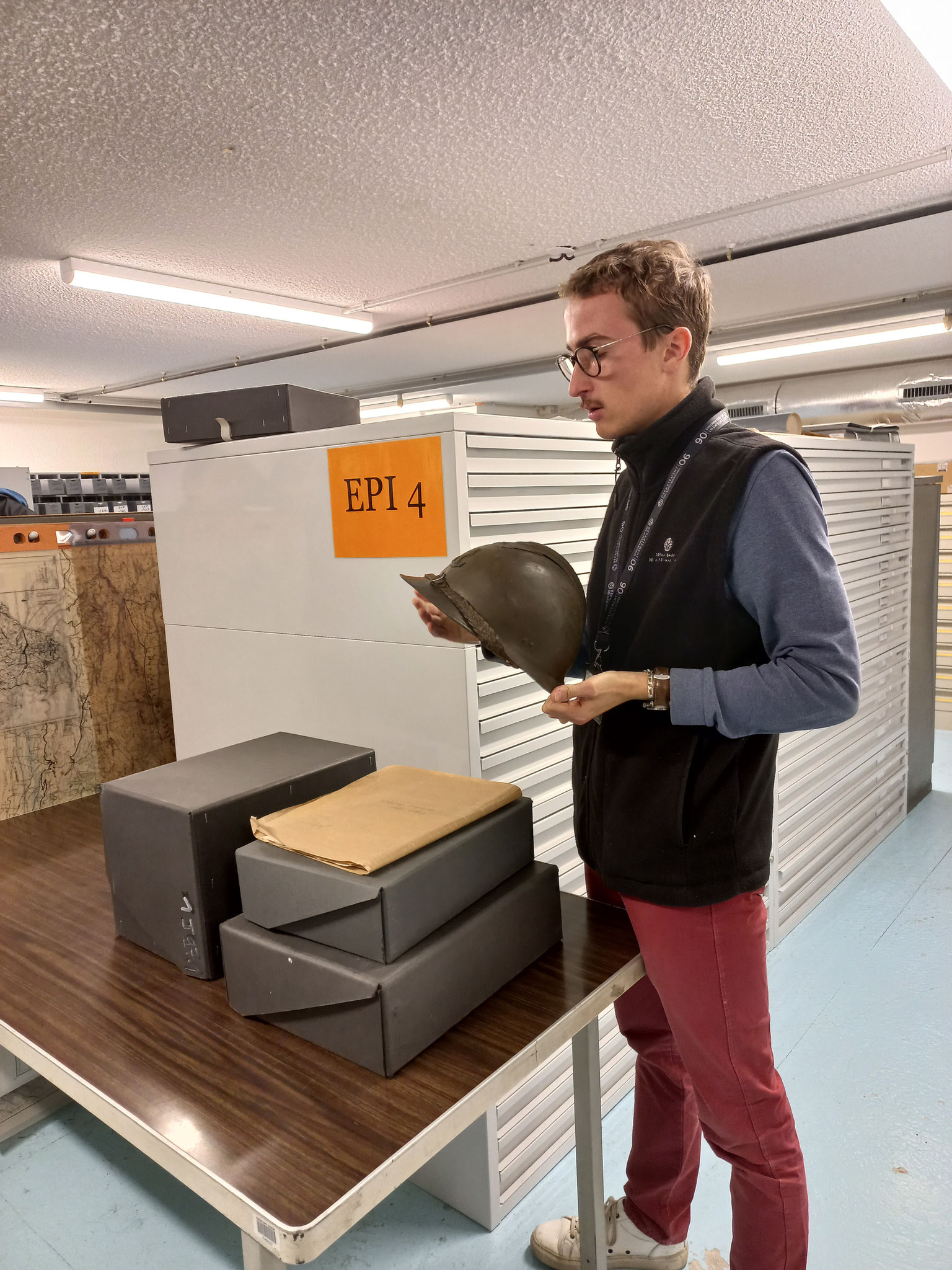 Le médiateur montre un casque français datant de la première guerre mondiale