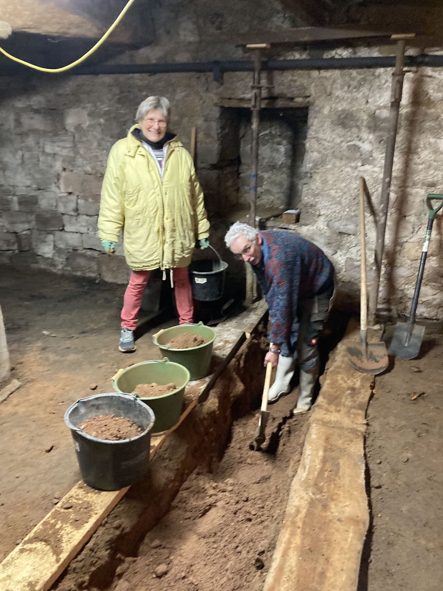 Aushebung für das Streifenfundament im Keller