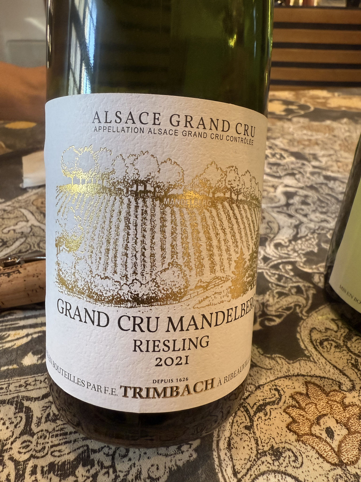 Grand Cru Mandelberg (op heuvel met ganse dag zon), op limestone, rijker, veel fruit, zet vlot@, rijpere zuren en lang A