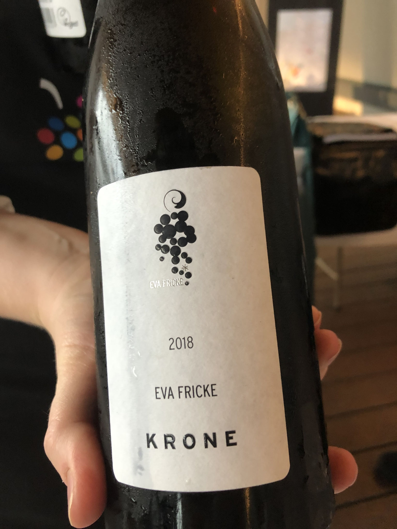 Krone van Eva Fricke, appel, wit steenfruit, munt, petrichor, nog tikje gesloten, zet rijp@, breed en diep, prachtige in balanscomplex, rijp, lang (A +wijn)