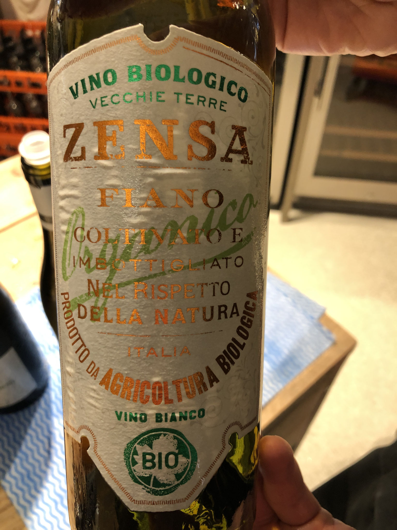 Bio wijn uit Puglia van 100% fiano, 2018, "enkel wat moeder natuur geeft", licht floraal met exotische hint, rijp, iets zoet, simpel. 