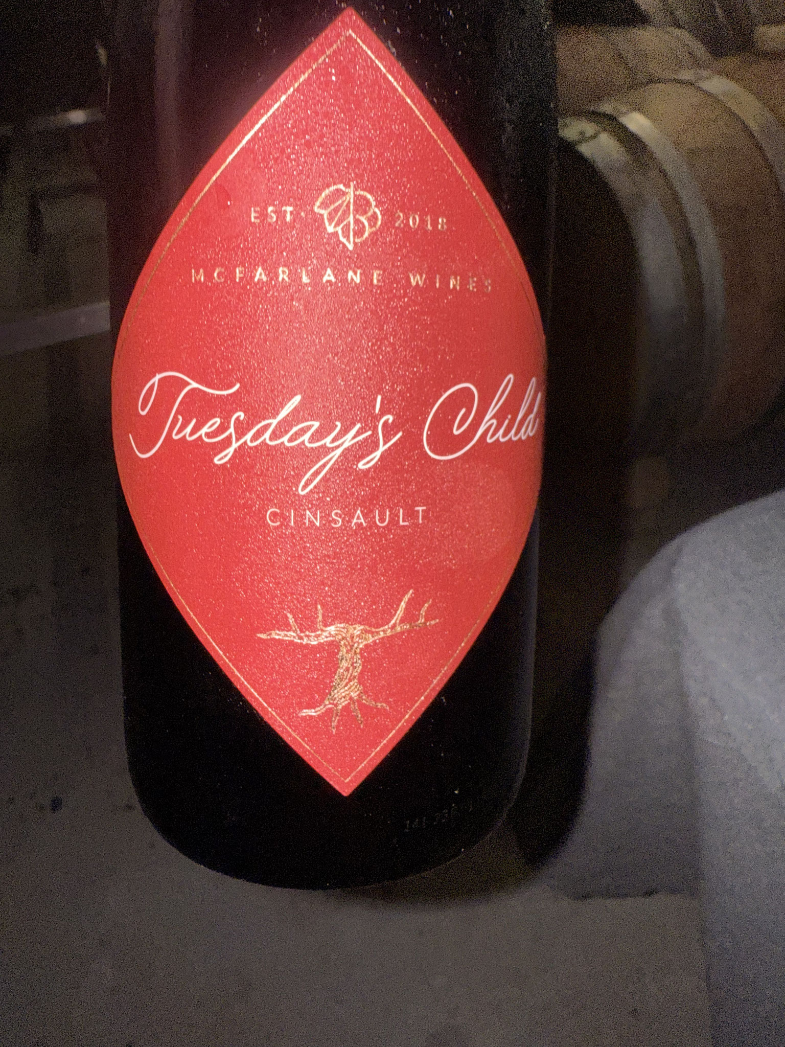 Tuesday's Child Cinsault  2023. (met 8% grenache), Darling, Bot River & Stellenbosch. 8 Barrels. pH:3,57 / TA:5,8gl. Sorteren dan open gistingtanks, met voeten getreden, 10d fermentatie met battonage 3xpd, 10 Maanden rijping in grote oude franse vaten. Za
