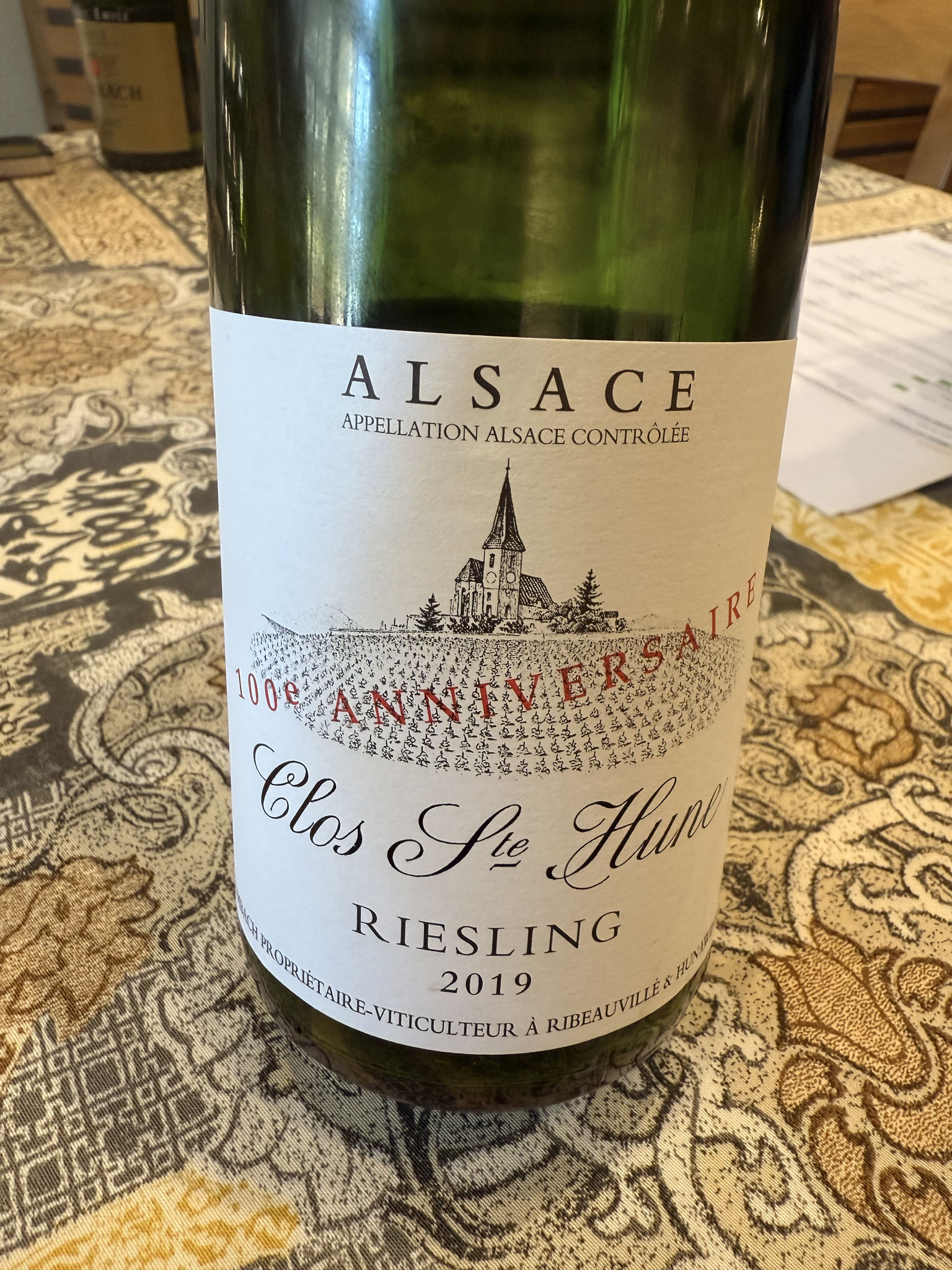 Clos St Hune 2019 Riesling, zeer complex gevarieerd in de neus, zet strak@, complex, mineralig en lang.