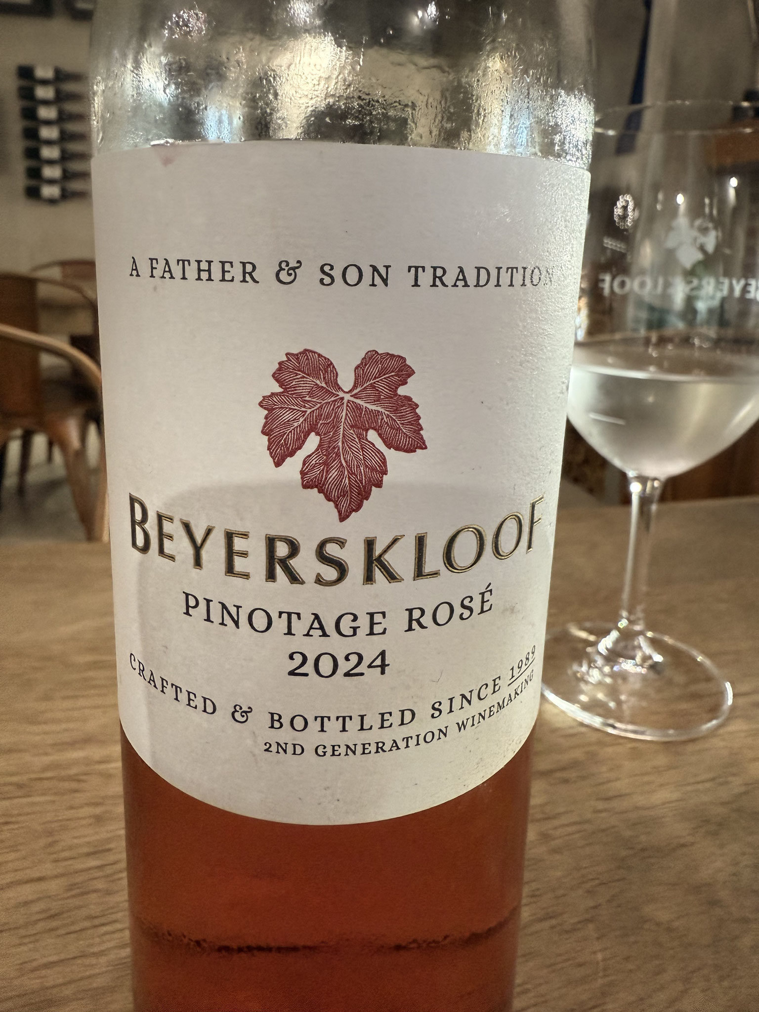 Rosé Pinotage veel rood fruit, droog.
