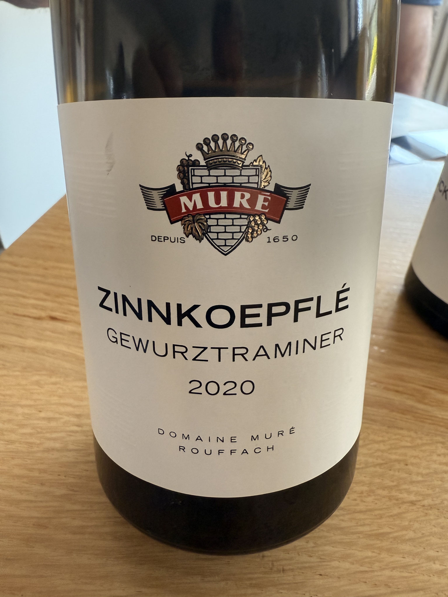 Gewurztraminer 2020 Rozen en kruiden en wit fruit, zet zacht@ met vleugje zoet, mooi in balans met frisheid, fijn bittertje en fruit, mondvullend, lang en droog A  27,50€