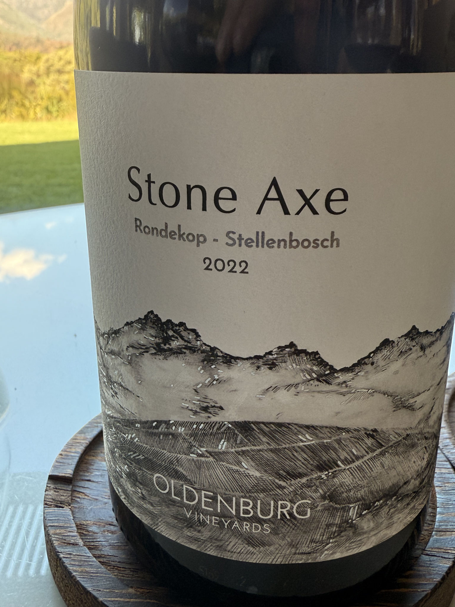 Stone AXE Syrah 2022: rode biet, potpoeri, fruit; zet sappig @, eindigt peperig.