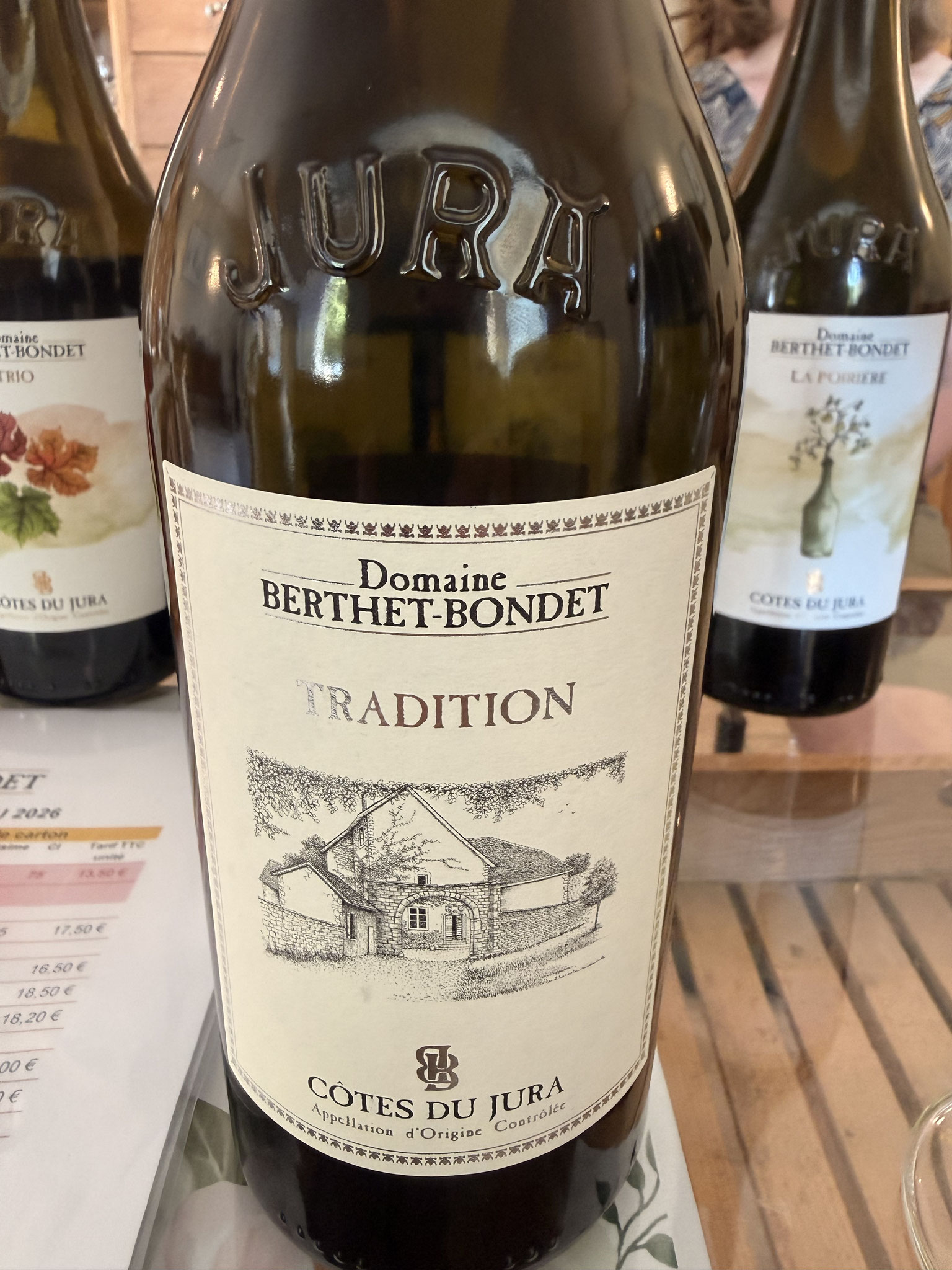 Sois voile: noten, curry. Zet strak@, tradition is altijd blend waarvan % schommelt, 2j élevage, curry, noten en groene appel komt terug in mondfase, droog en krachtig, lange finale.