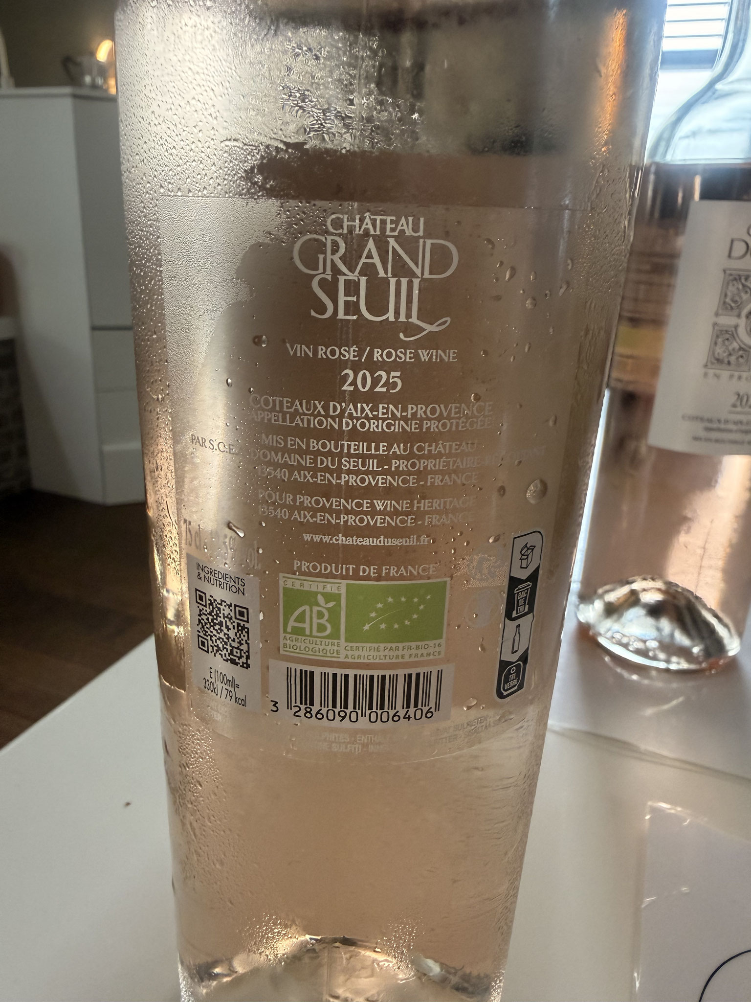 grenache noir, syrah & Rolle, Sol argile-calcaire, fermentatie op lage temperatuur in innox en 400l vaten, gevolgd door 3m opvoeding met regelmatige batonnages.