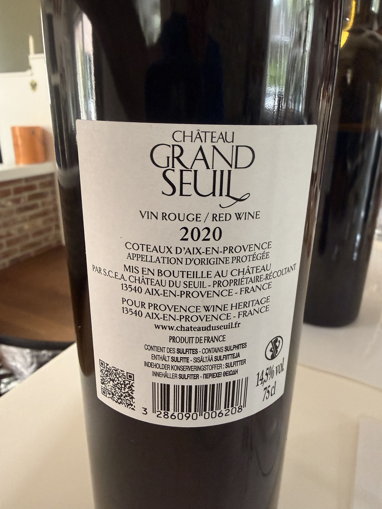 Syrah en Grenache Noir. Argilo-calcaire en keien. Vinificatie op beton, malo na persen in innox. 18m in foudres en fûts de chêne.