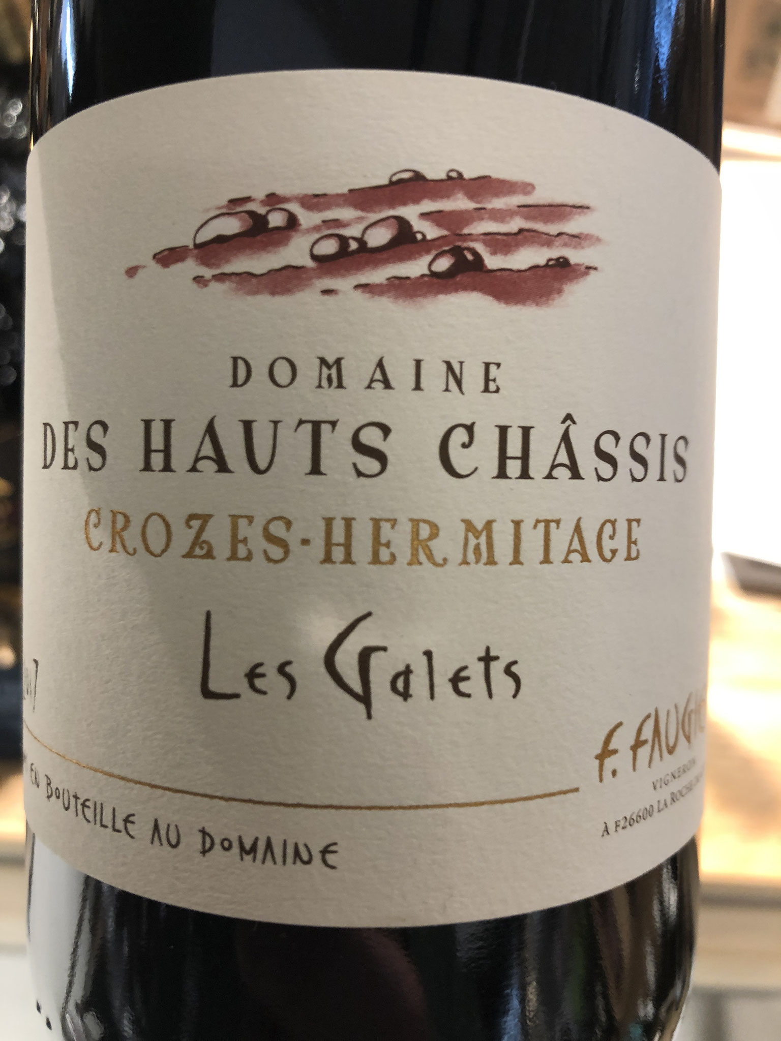 In het zuiden van Crozes-Hermitage bevindt zich Domaine des Hauts Chassis en de terroir Les Galets. In de neus breed rood fruit, zet sappig @, complex, lang met veel fruit. zeer mooie wijn.