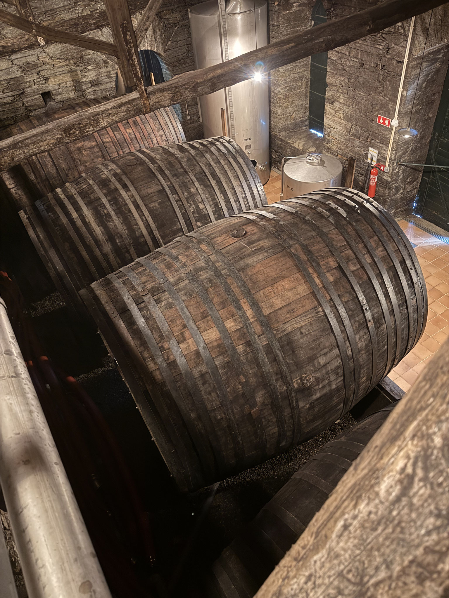 Na de oogst wordt de wijn bewaard in large barrels (Tonéis) alvorens ze in maart/april vervoerd worden naar de Graham's Lodge in Vila Nova de Gaia.