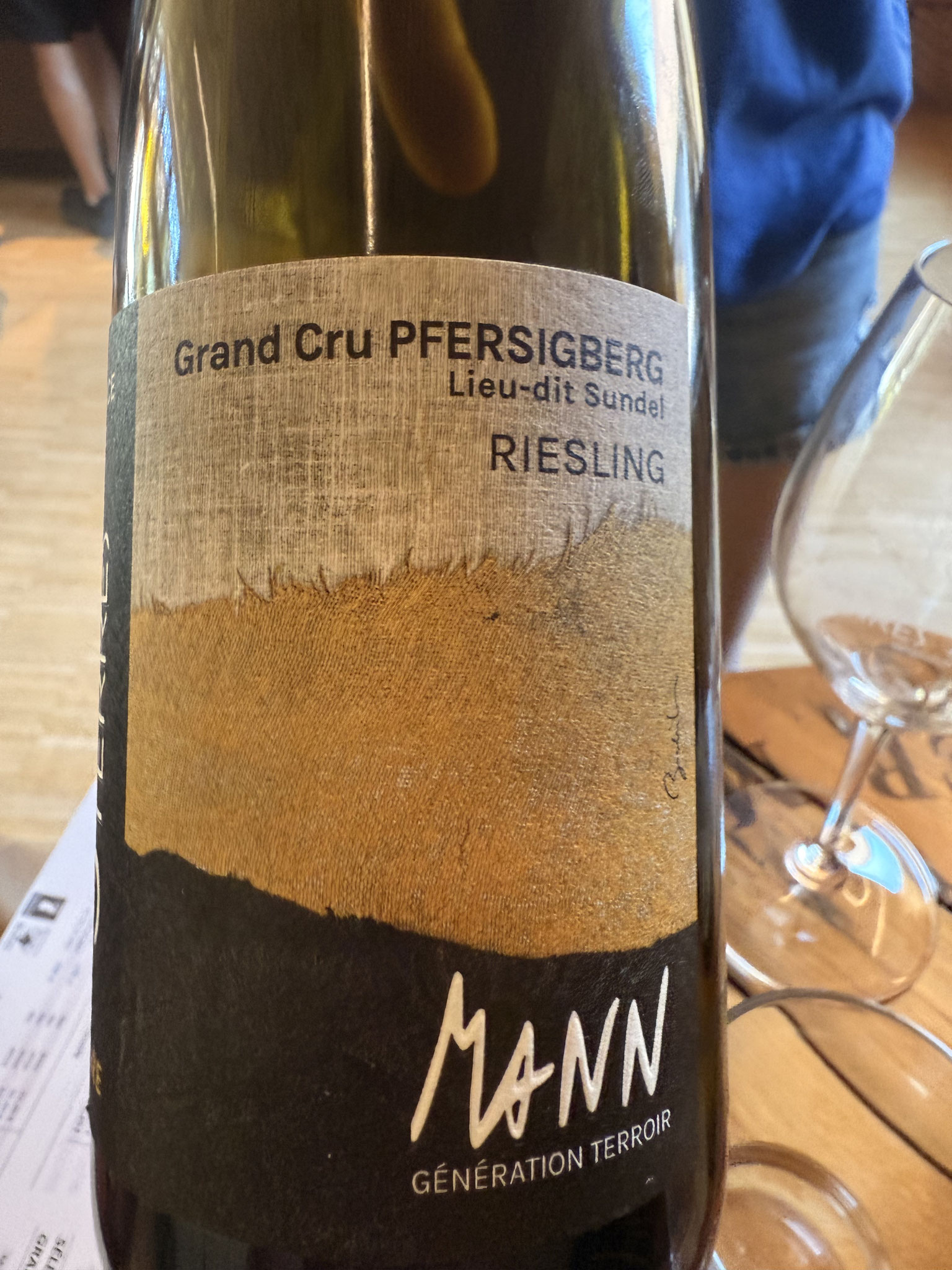 Gr Cru Pfersigberg (Sundel: marno-calcaire) Riesling 2022, prachtige neus: rijk vol fruitig, zet zacht@, goed in balans met fijn rijpe zuren, complex en lang A