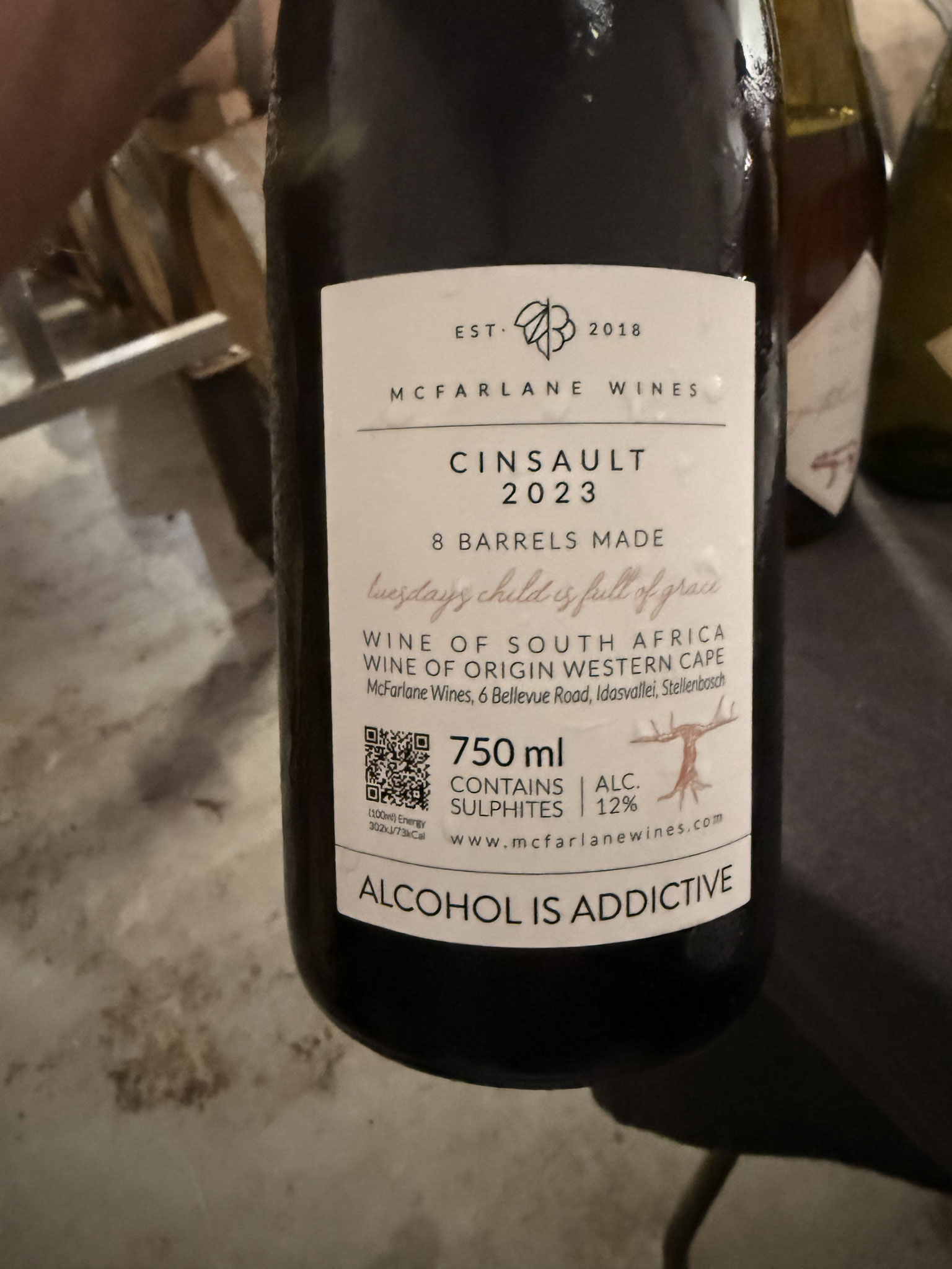 Deze Cinsault is licht rood, rode bes en framboos in de neus, na walsen: licht kruidig en wat kersen. Zet fris @, wel rijp, goede balans tss fruit en zachte tannines. Halflang.
