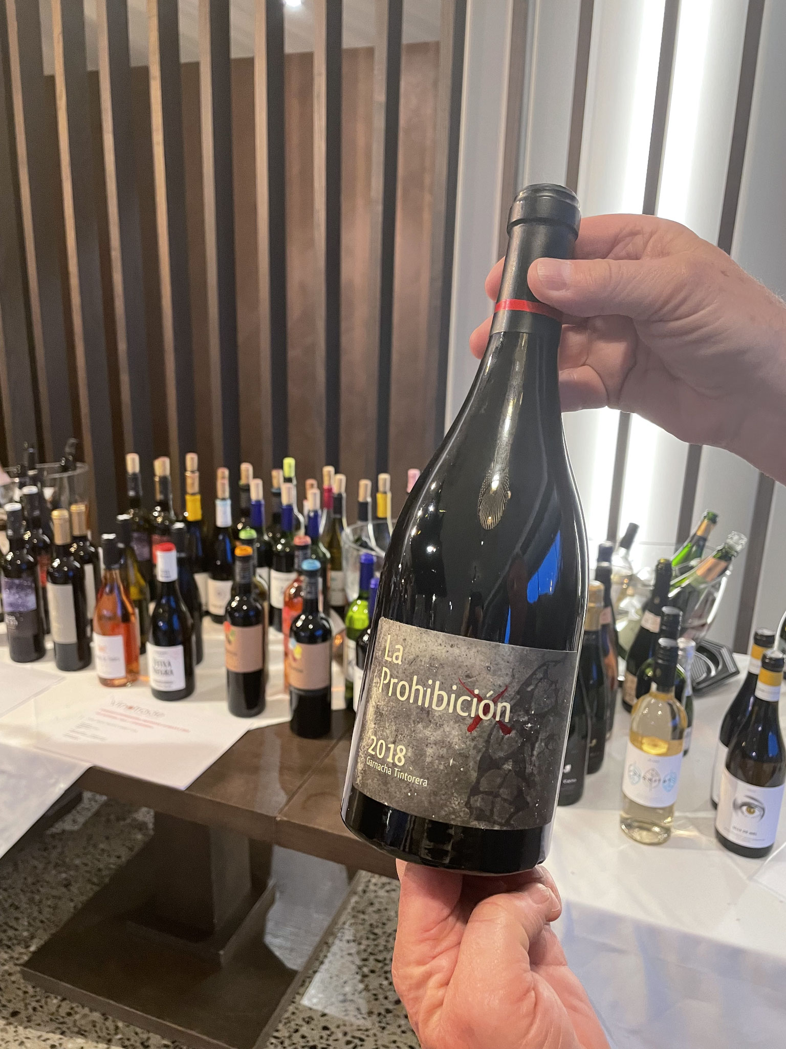 Garnacha Tintorera. Ondoorzichtig geconcentreerd, gesloten, diep in neus, zwart fruit, kruidig, zet soepel@, retro's van fris rood fruit, diep & complex, evenwichtig, lang met fruit chocolade en caramel . Bij gastronomische verfijnde vlees schotels. A+