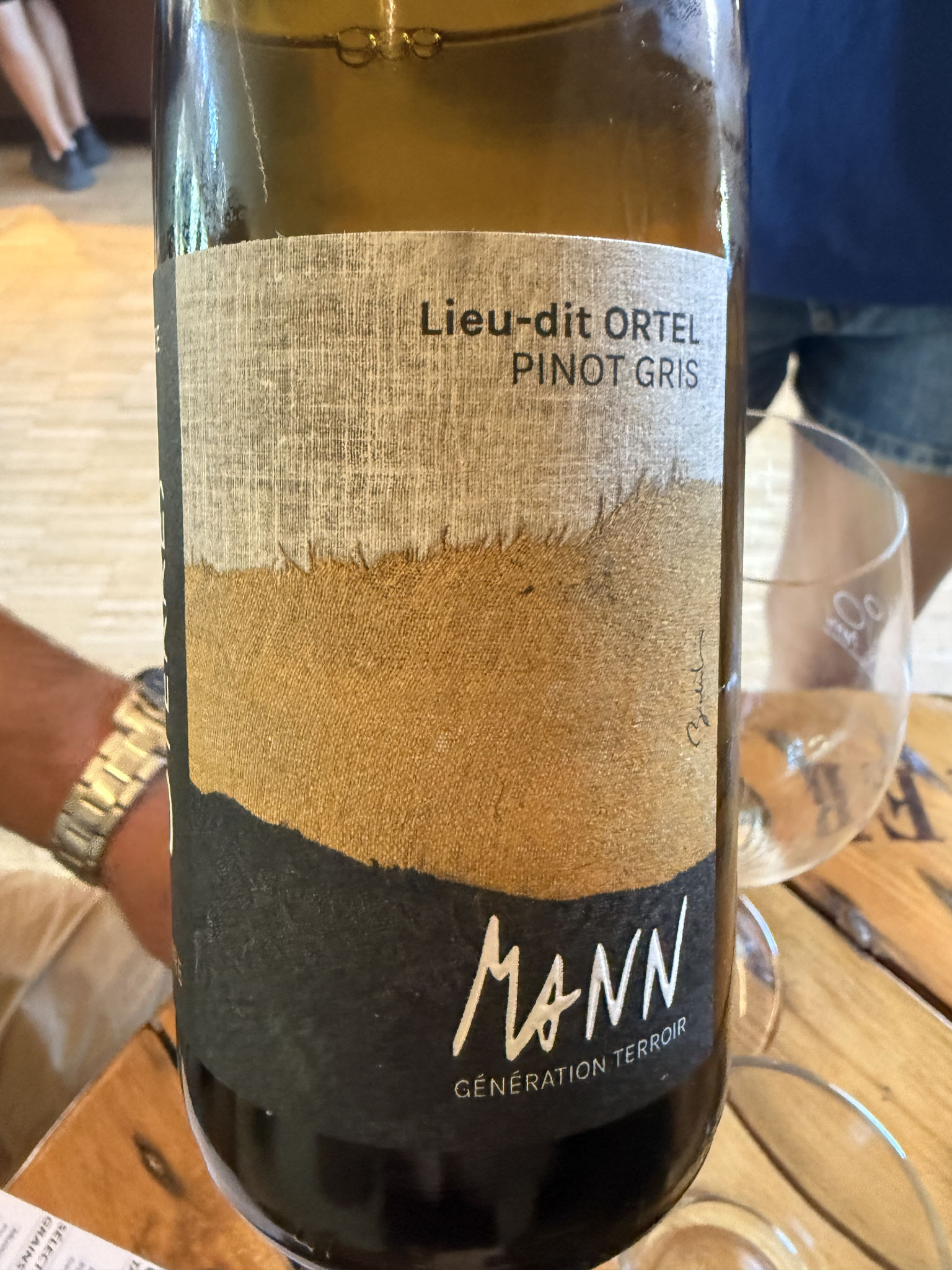 Pinot Gris Ortel (calcaire)2018, heerlijk gelaagde neus: rokerig rijp fruit, wierook, zet fris zacht @, goed in balans finesse, mineralig en lang  A  (29€) 6fl