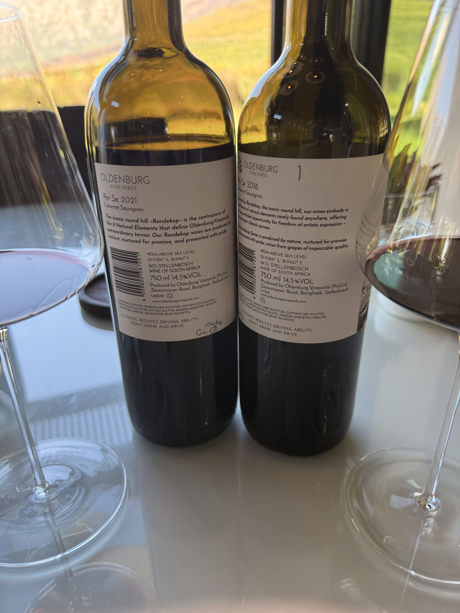 2016: versmolten, zacht, eindigt uitdeinend. 2021: Rijke aroma's van pruimen, jeneverbes en drop, Nog jong: krijtachtige Tannines, levendig zuur, kruidig en peperig, Lang