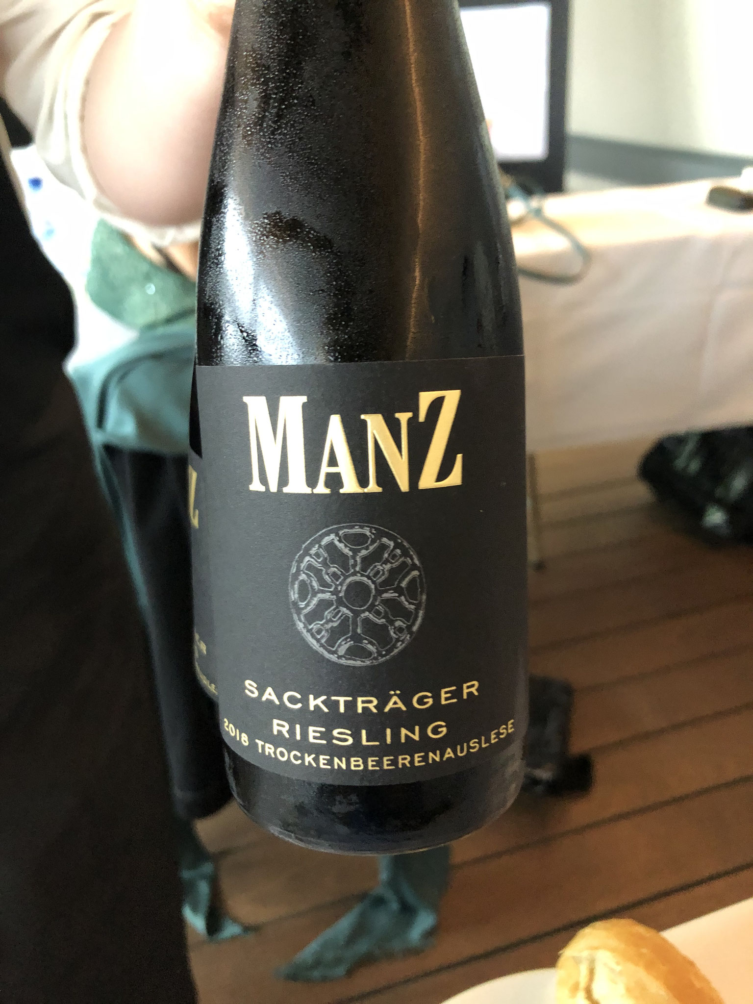 Diep goudgeel, balsamico, Stroperig in aanzet, volrijpfris, zeer complex, sprankelende zuren, appel, Lang A-wijn uniquato.be