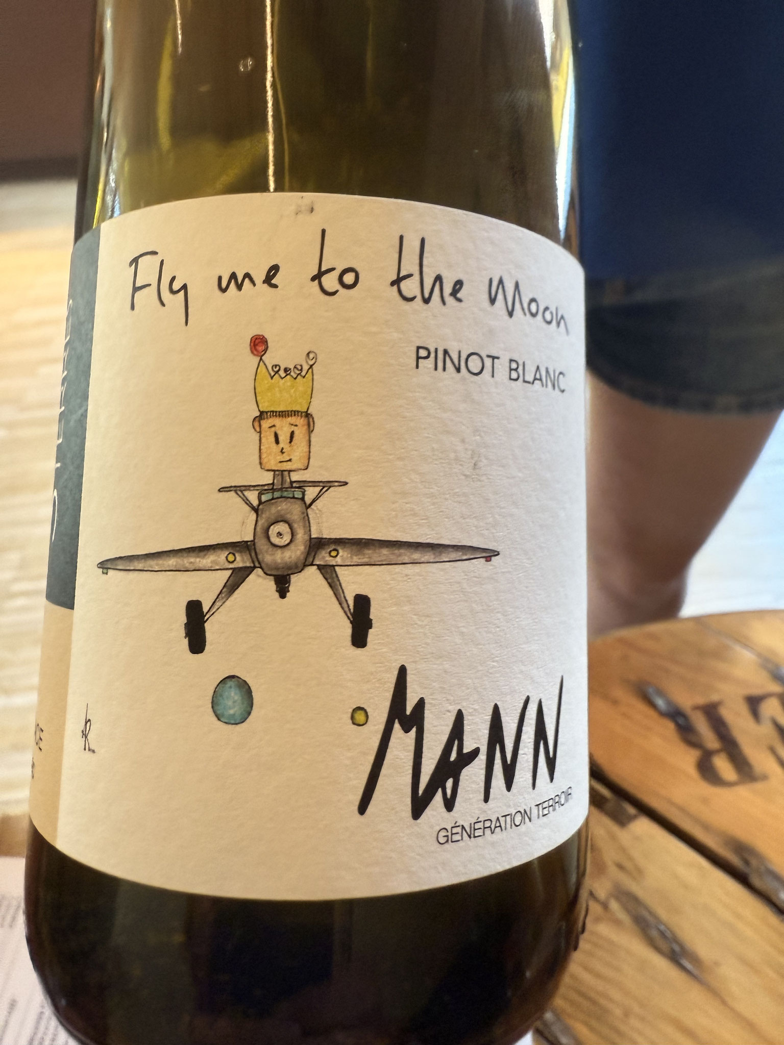 Pinot Blanc 2023. Vleugje gerookt, zet fris@, goed in balans, breed in de mond, halflang. 
